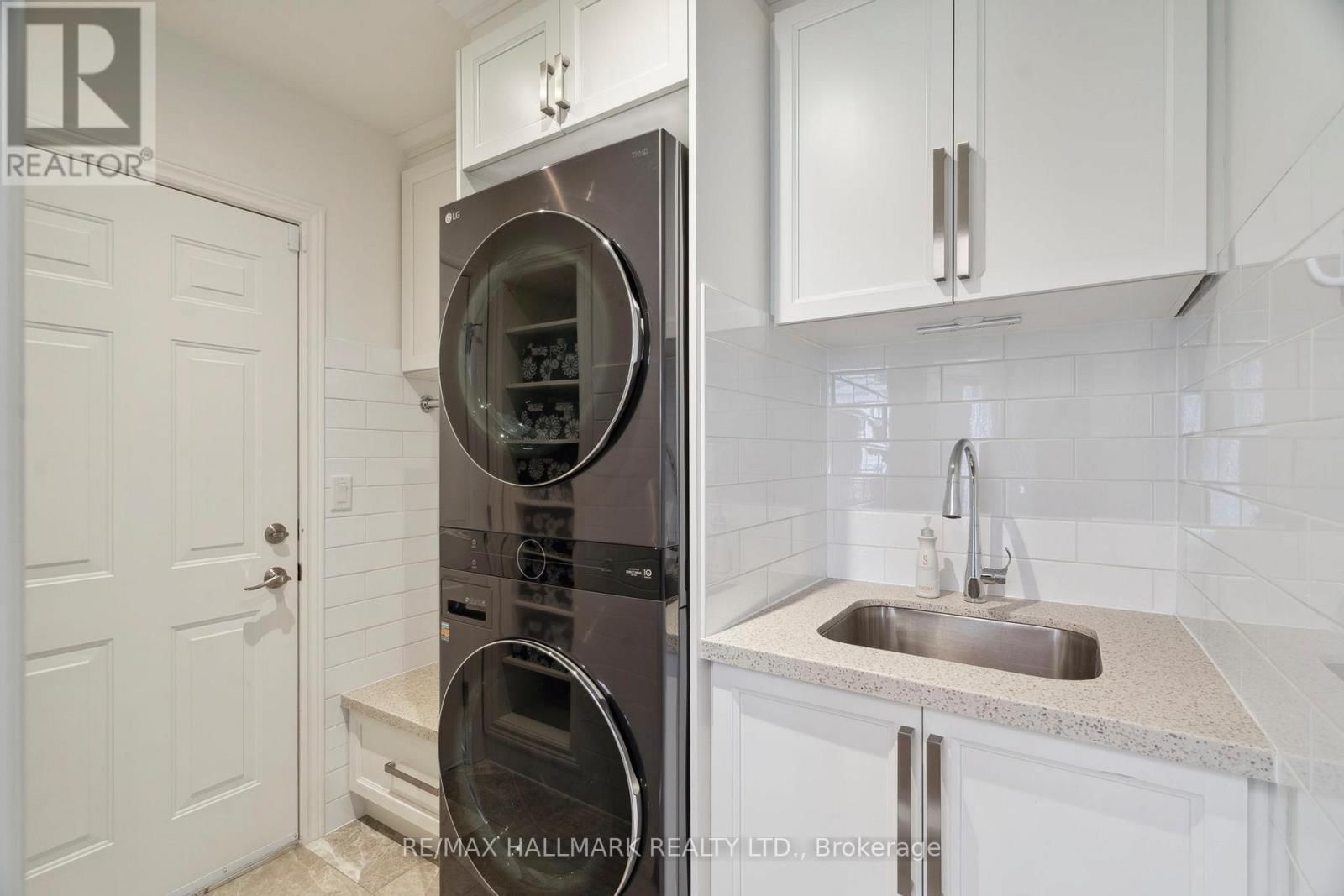 2092 PINEVALLEY CRESCENT Image 31