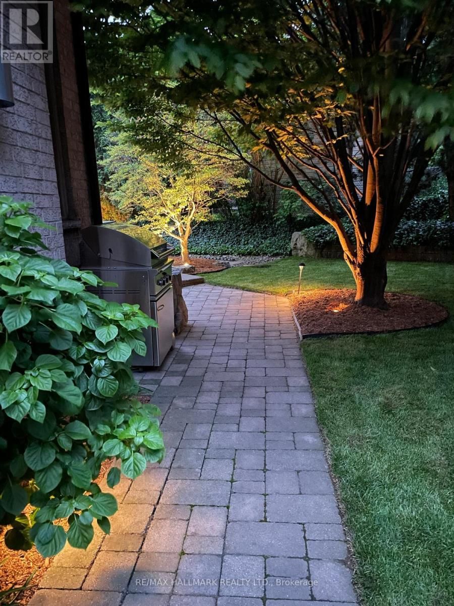 2092 PINEVALLEY CRESCENT Image 35