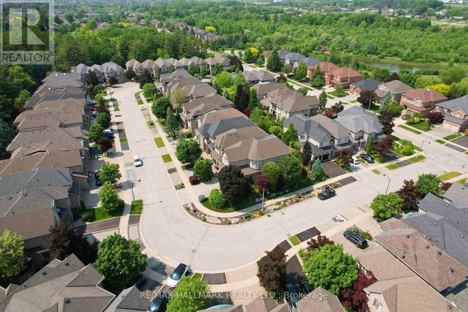 2092 PINEVALLEY CRESCENT Image 37