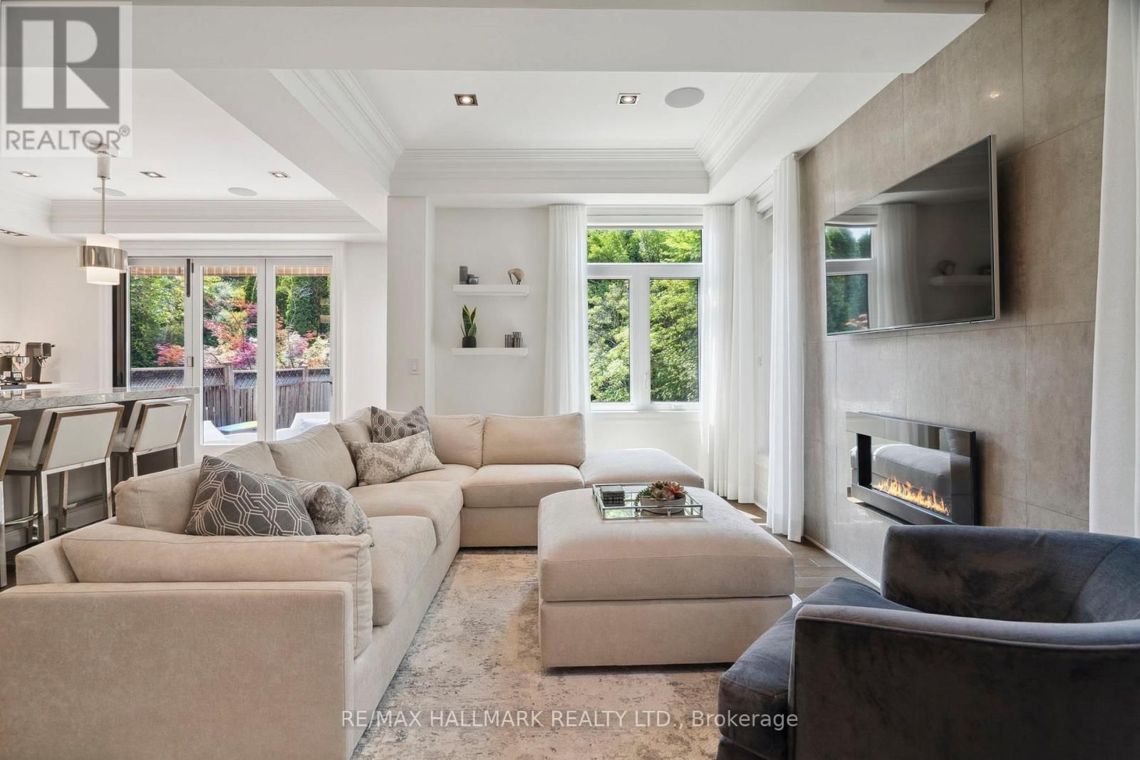 2092 PINEVALLEY CRESCENT Image 4