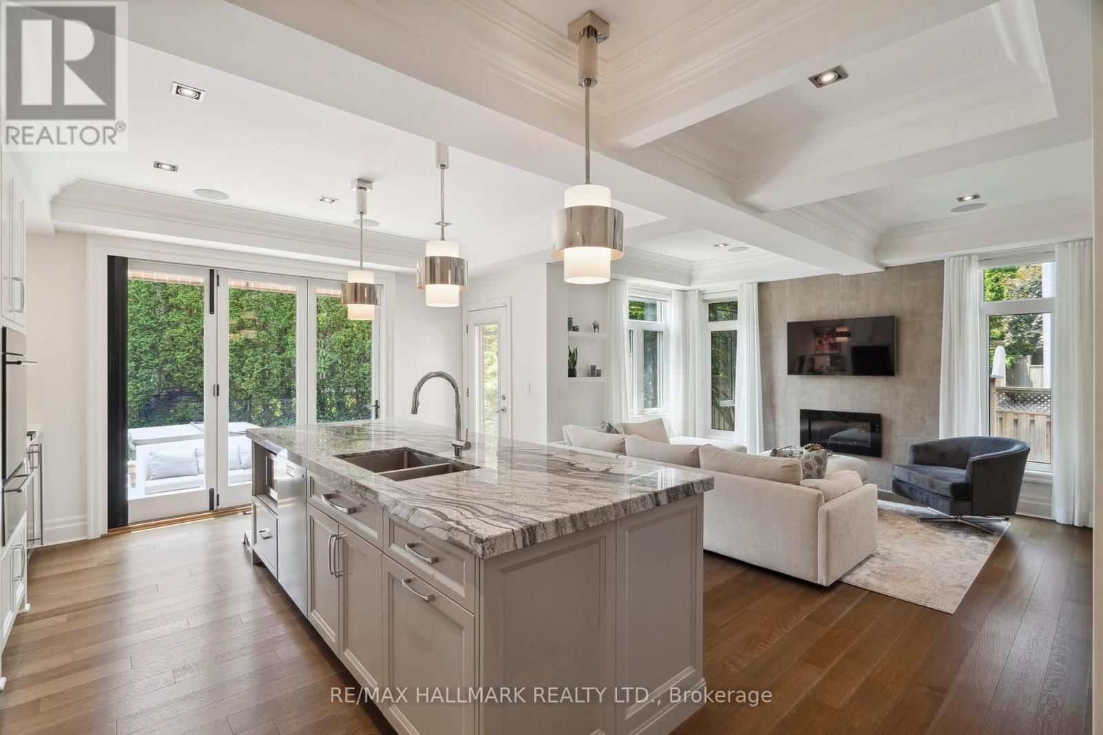 2092 PINEVALLEY CRESCENT Image 6