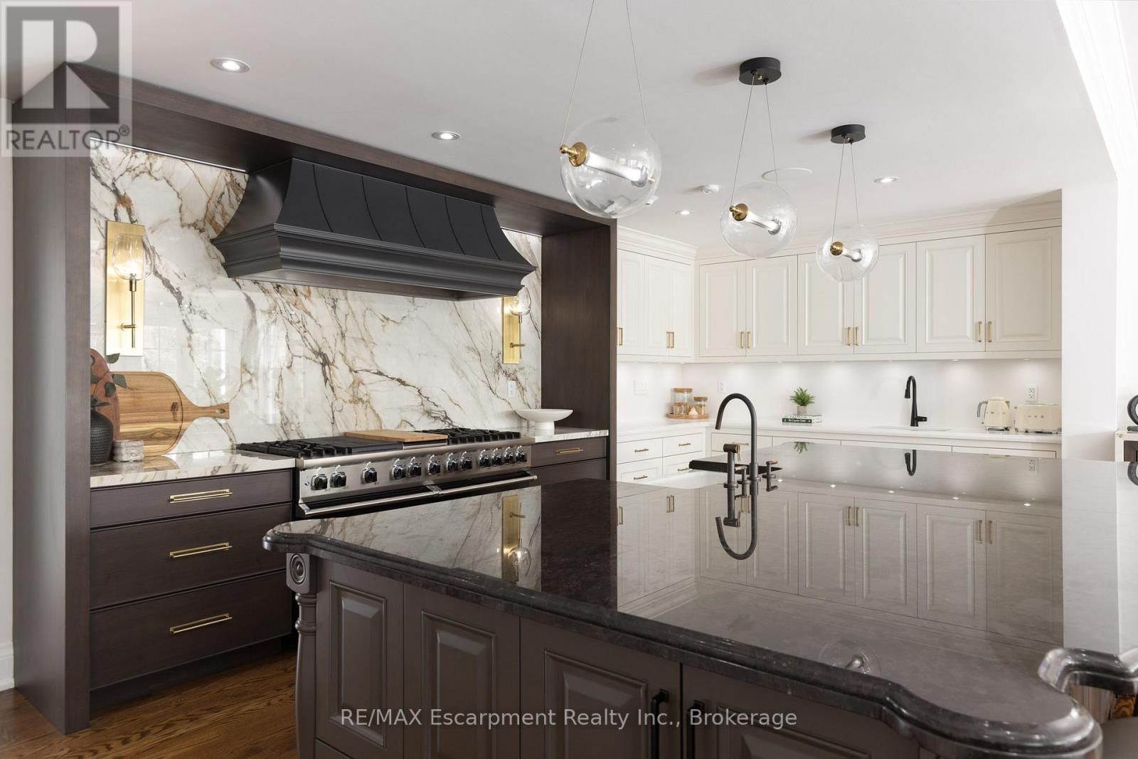 146 ABBEY COURT Image 20