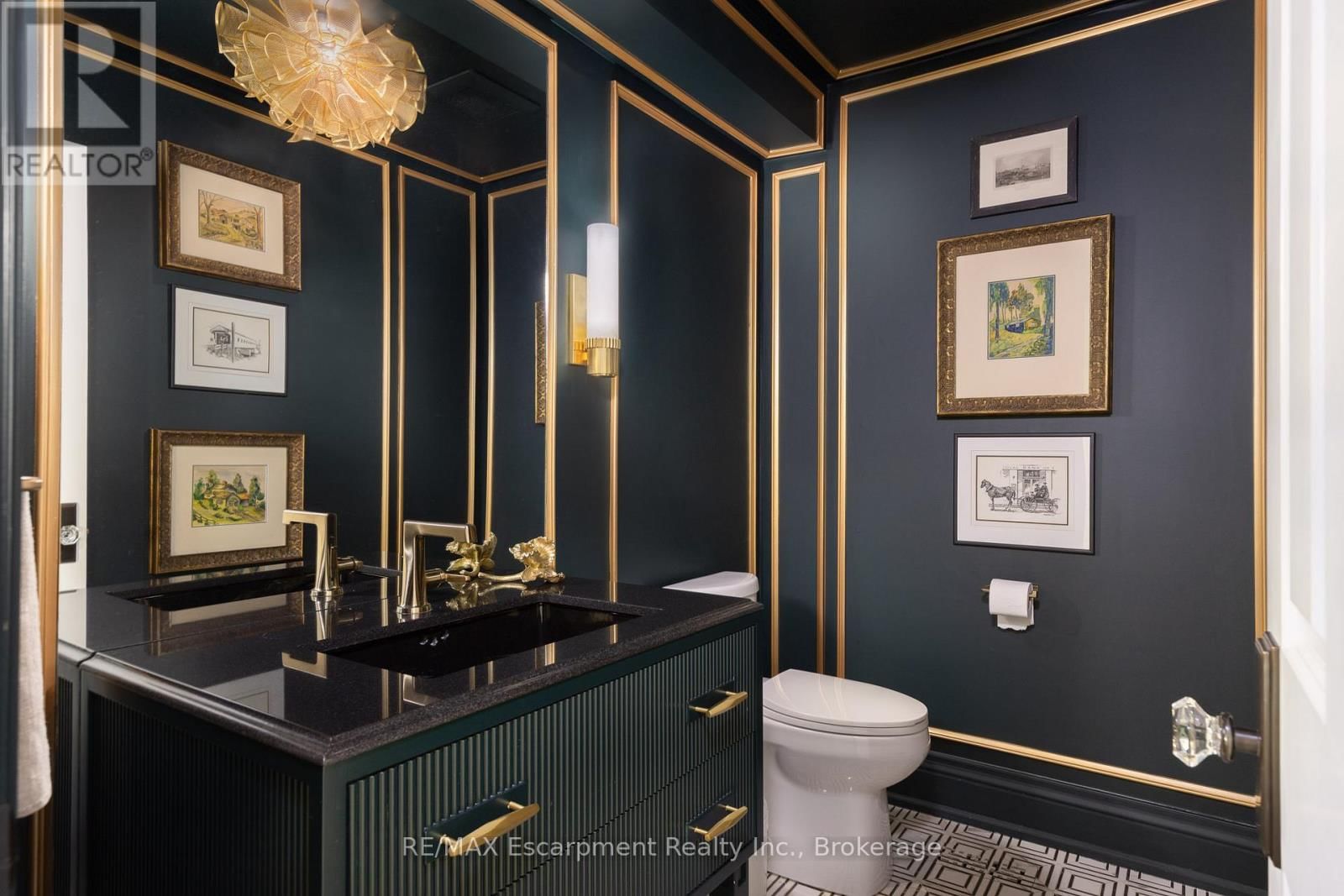 146 ABBEY COURT Image 22