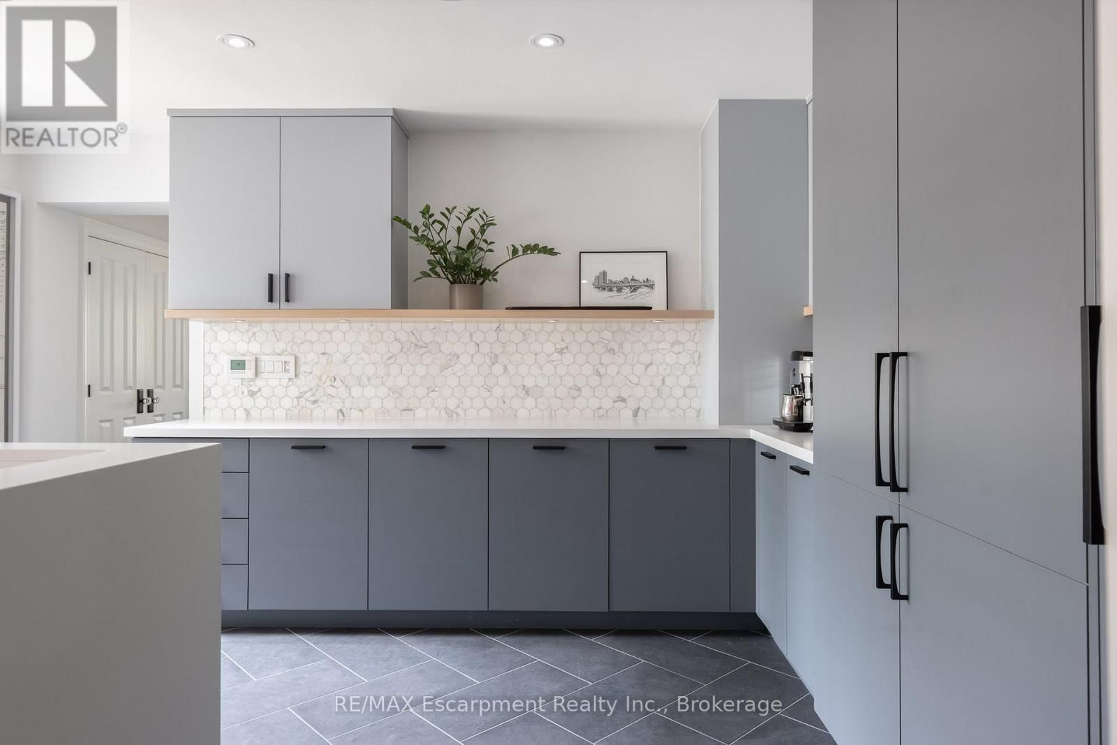 146 ABBEY COURT Image 23