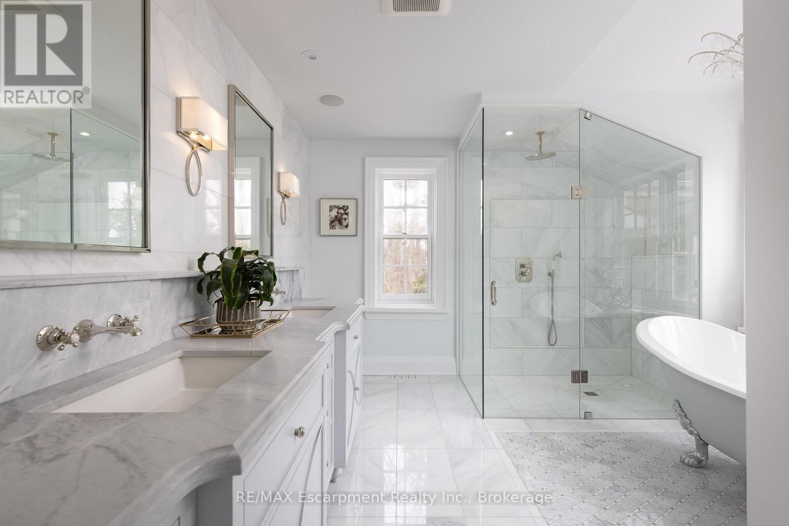 146 ABBEY COURT Image 29