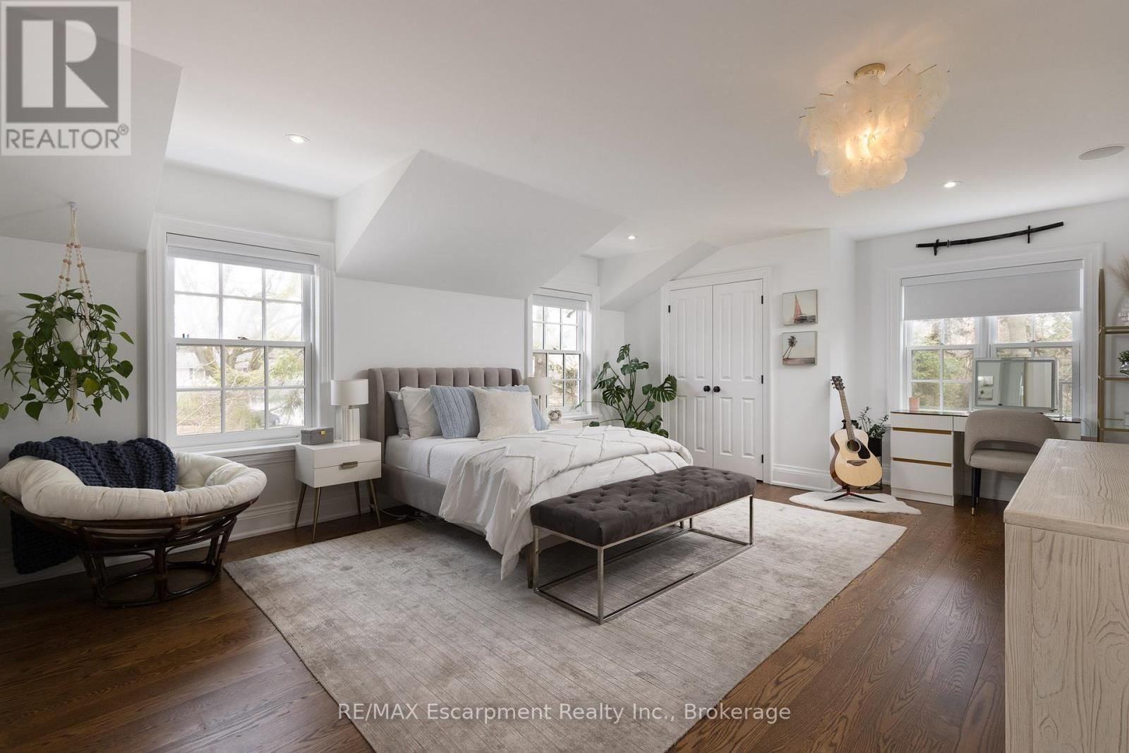 146 ABBEY COURT Image 30