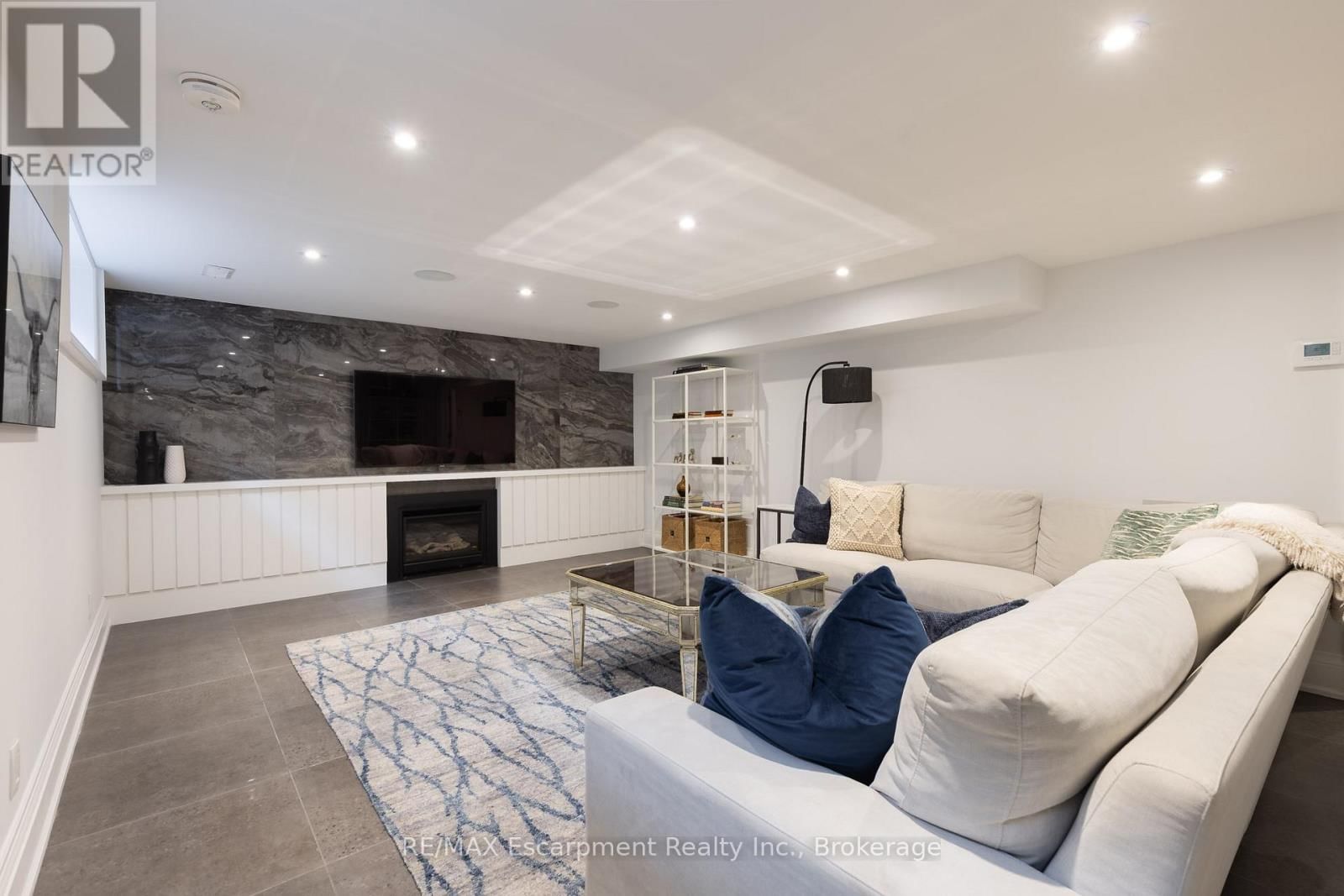 146 ABBEY COURT Image 38