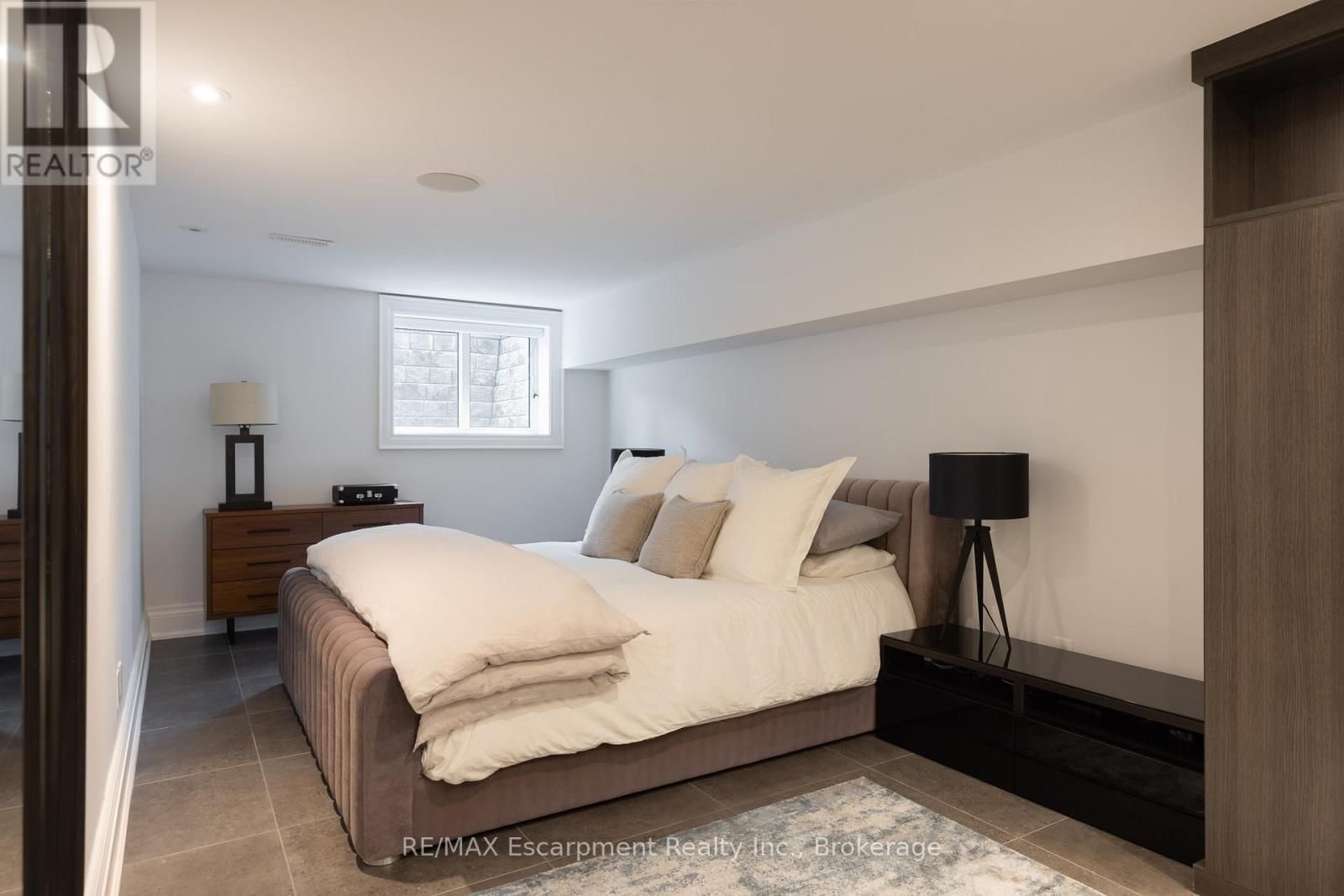 146 ABBEY COURT Image 39