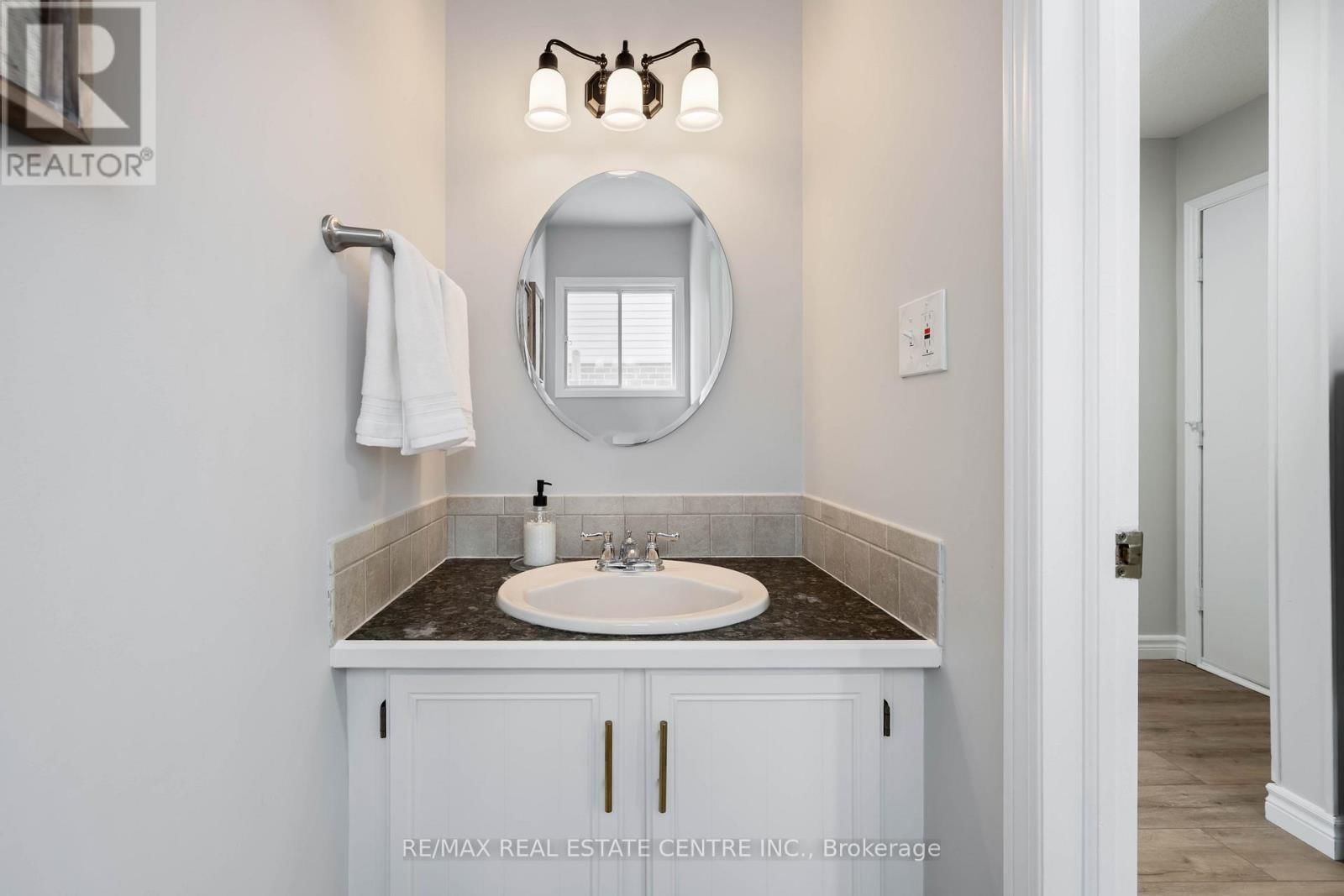 8 PASSMORE AVENUE Image 16