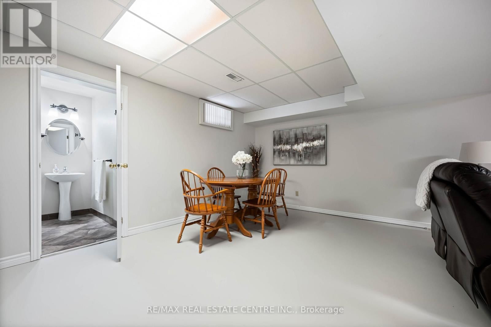 8 PASSMORE AVENUE Image 33