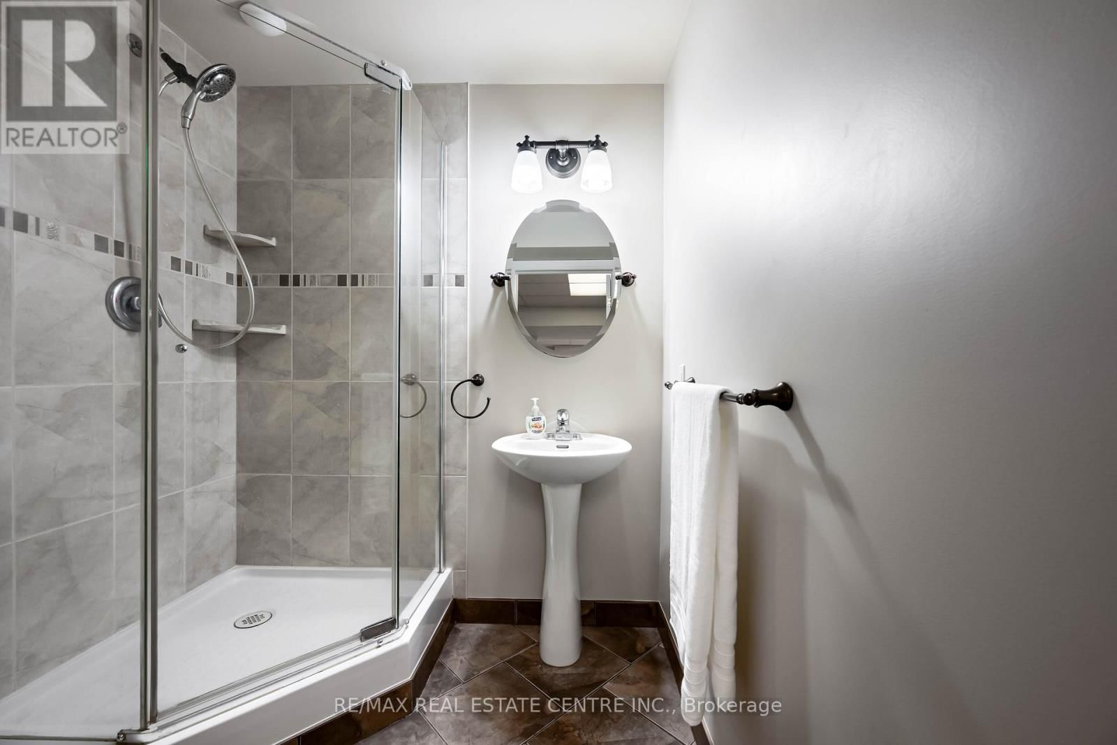 8 PASSMORE AVENUE Image 35