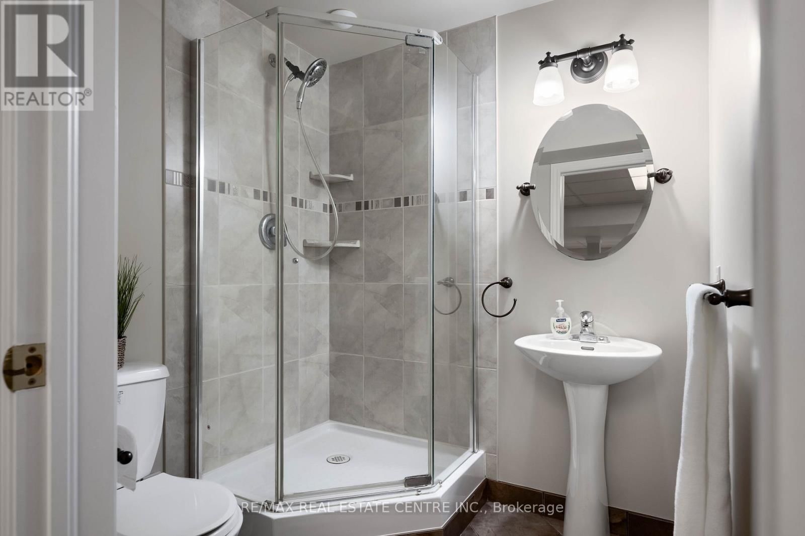 8 PASSMORE AVENUE Image 36