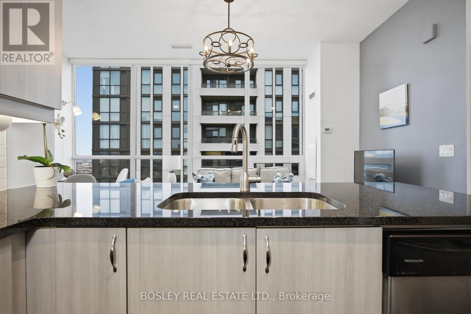 1203 - 1185 THE QUEENSWAY Image 21