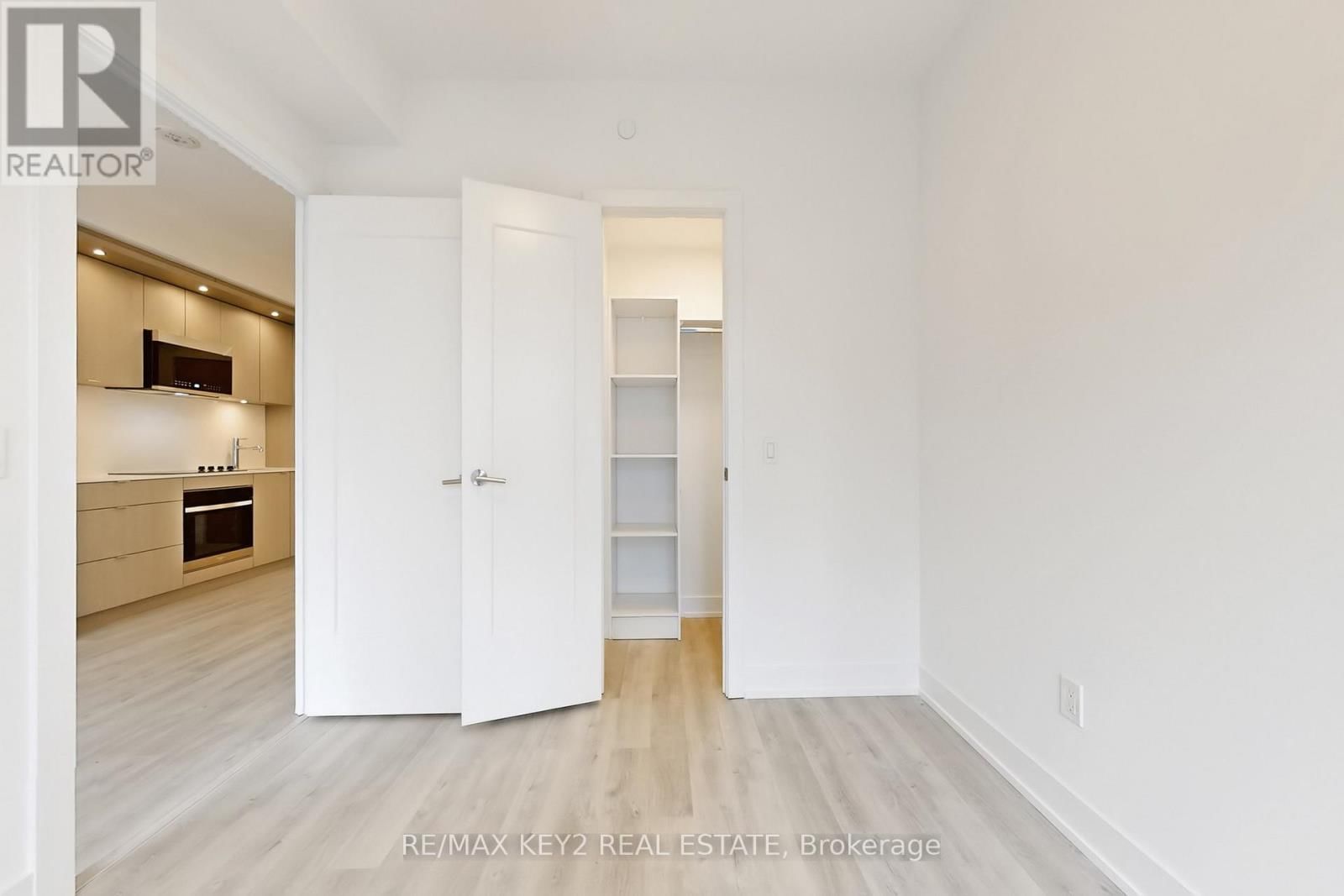 1705 - 60 CENTRAL PARK ROADWAY Image 18