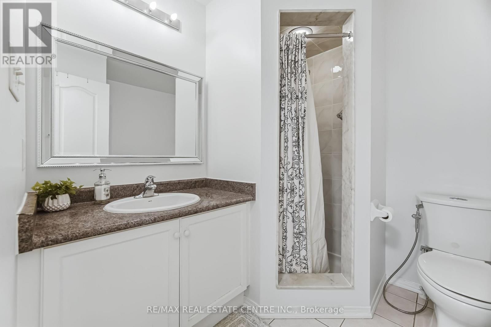 62 - 2665 THOMAS STREET Image 25