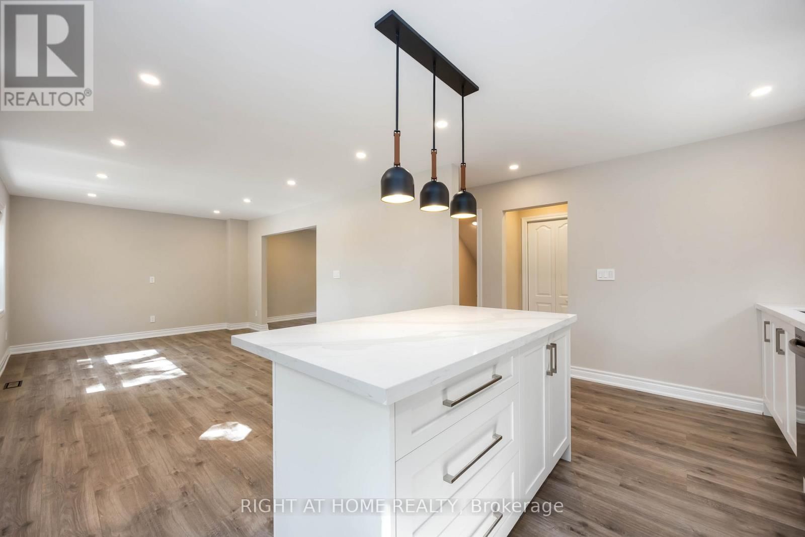 12 ROSALIE AVENUE NORTH Image 10