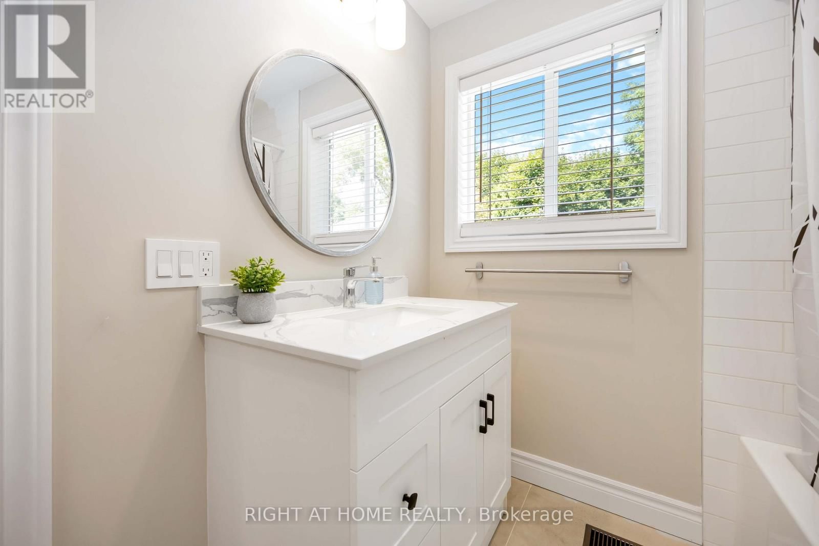 12 ROSALIE AVENUE NORTH Image 17