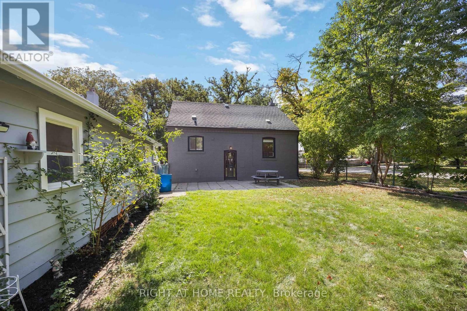 12 ROSALIE AVENUE NORTH Image 38