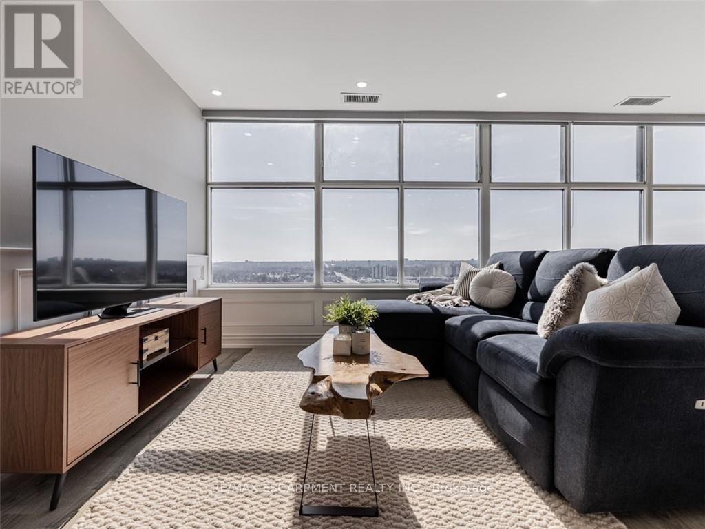 UPH7 - 880 DUNDAS STREET WEST Image 19