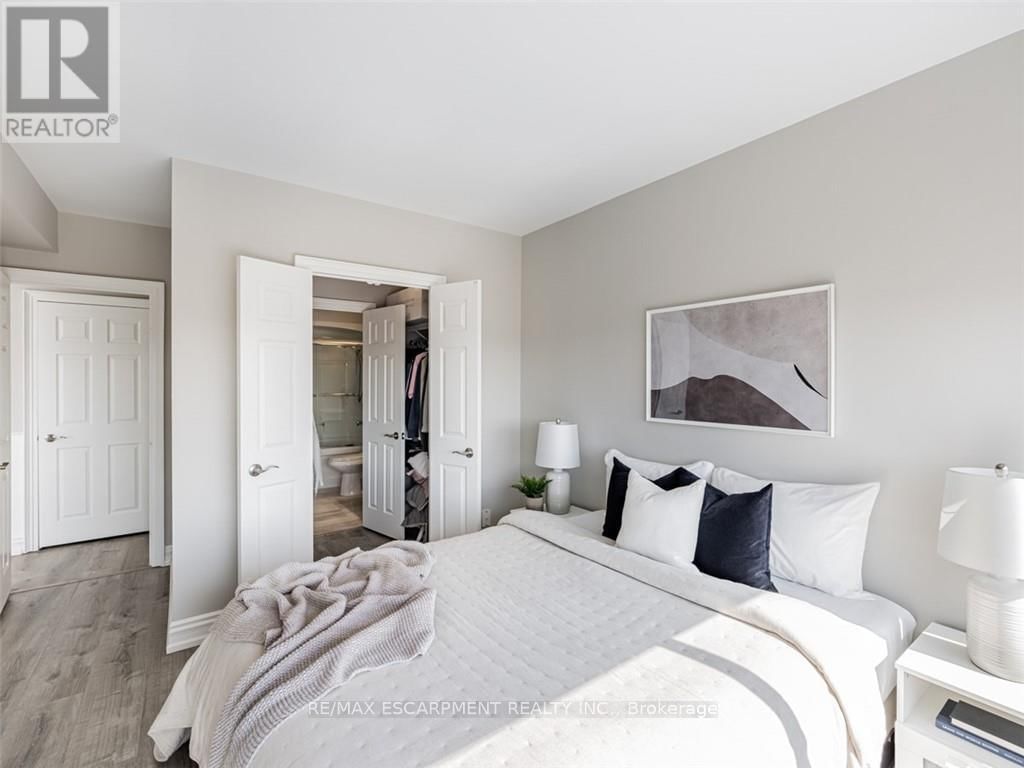 UPH7 - 880 DUNDAS STREET WEST Image 24