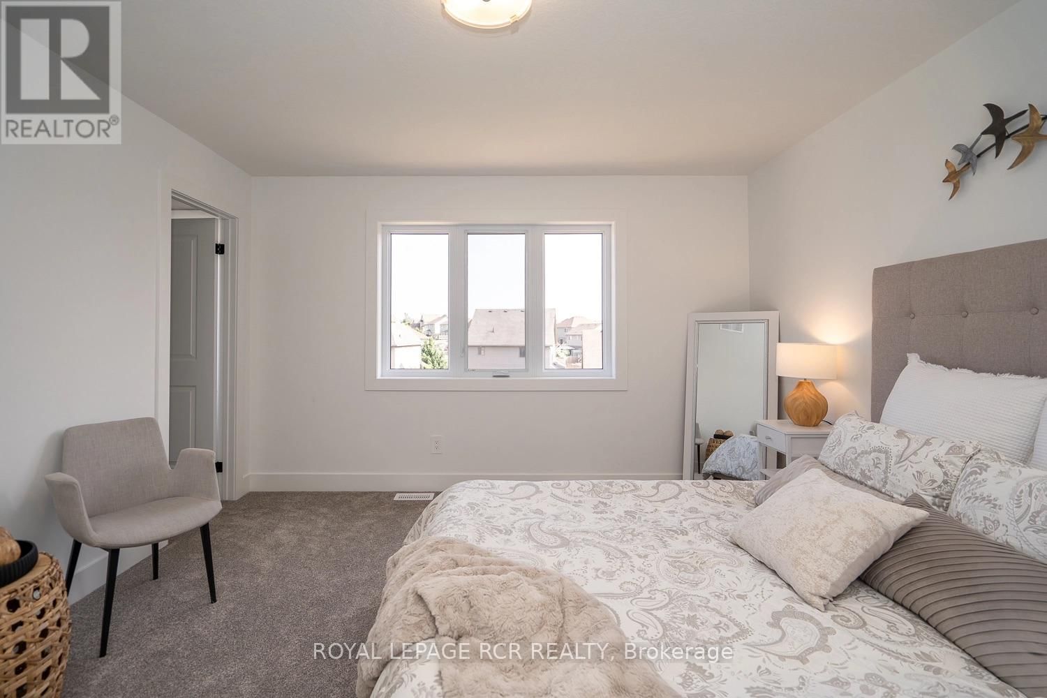 8 - 690 BROADWAY AVENUE Image 18