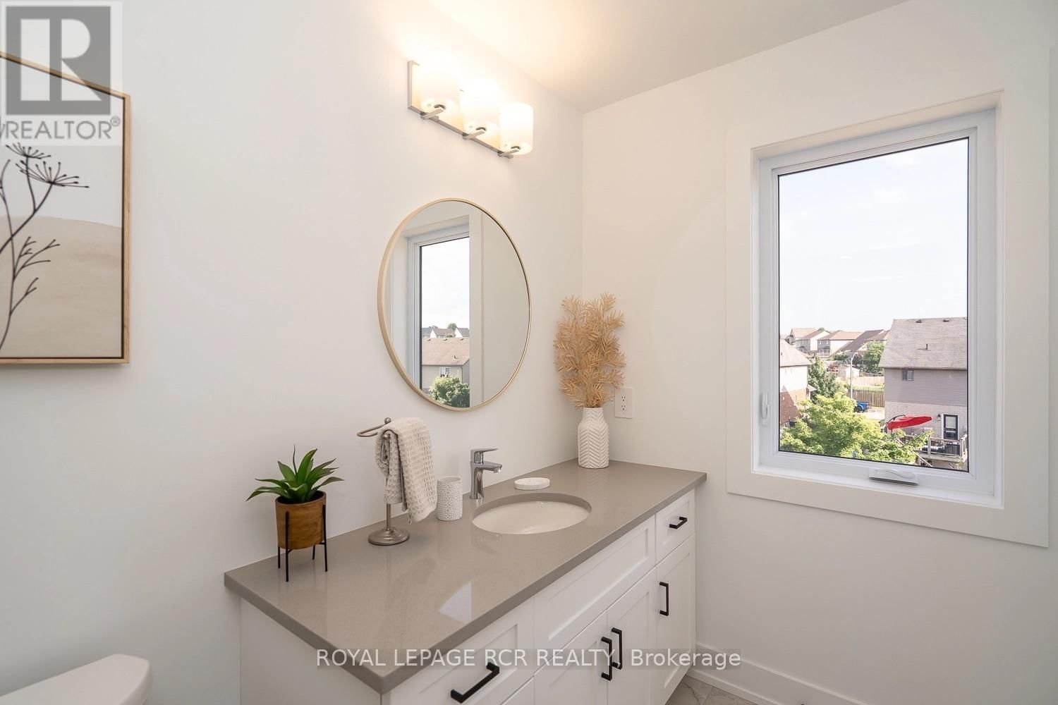 8 - 690 BROADWAY AVENUE Image 19