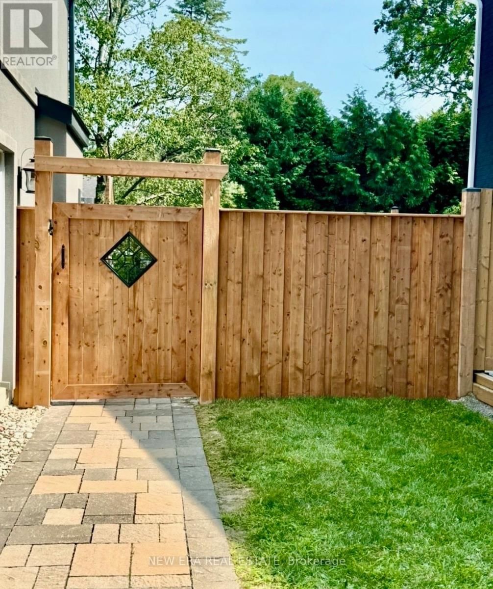 2068 MISSISSAUGA ROAD Image 48