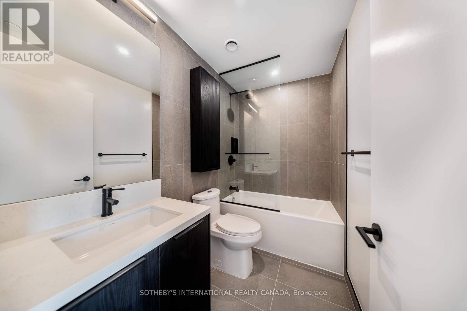 1701 - 5 YORK GARDEN WAY Image 19