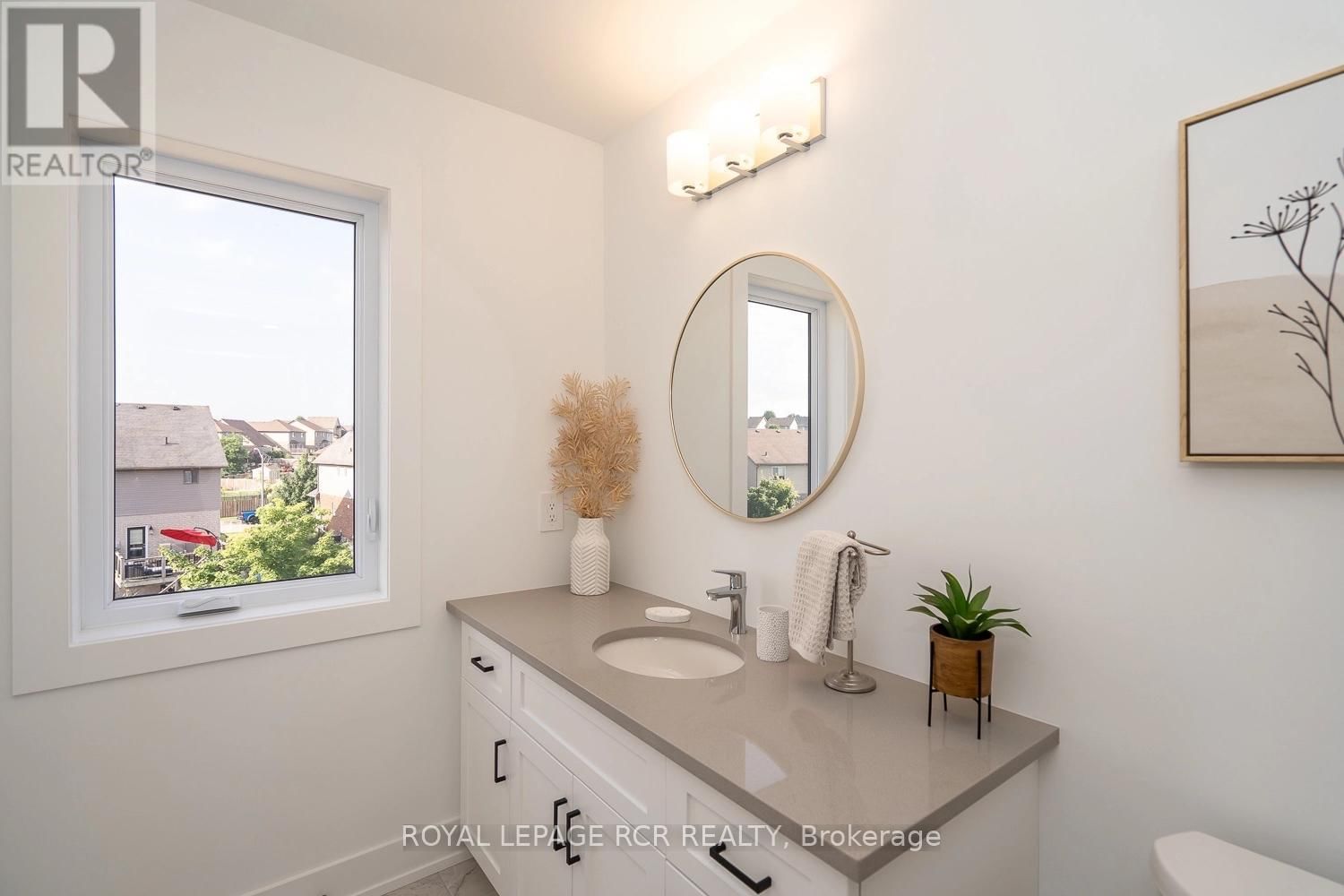 12 - 690 BROADWAY AVENUE Image 18