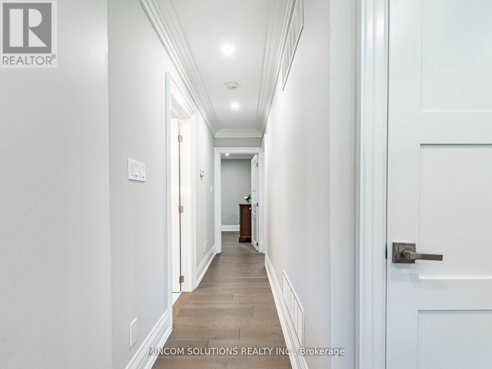 37 SUBURBAN DRIVE Image 14