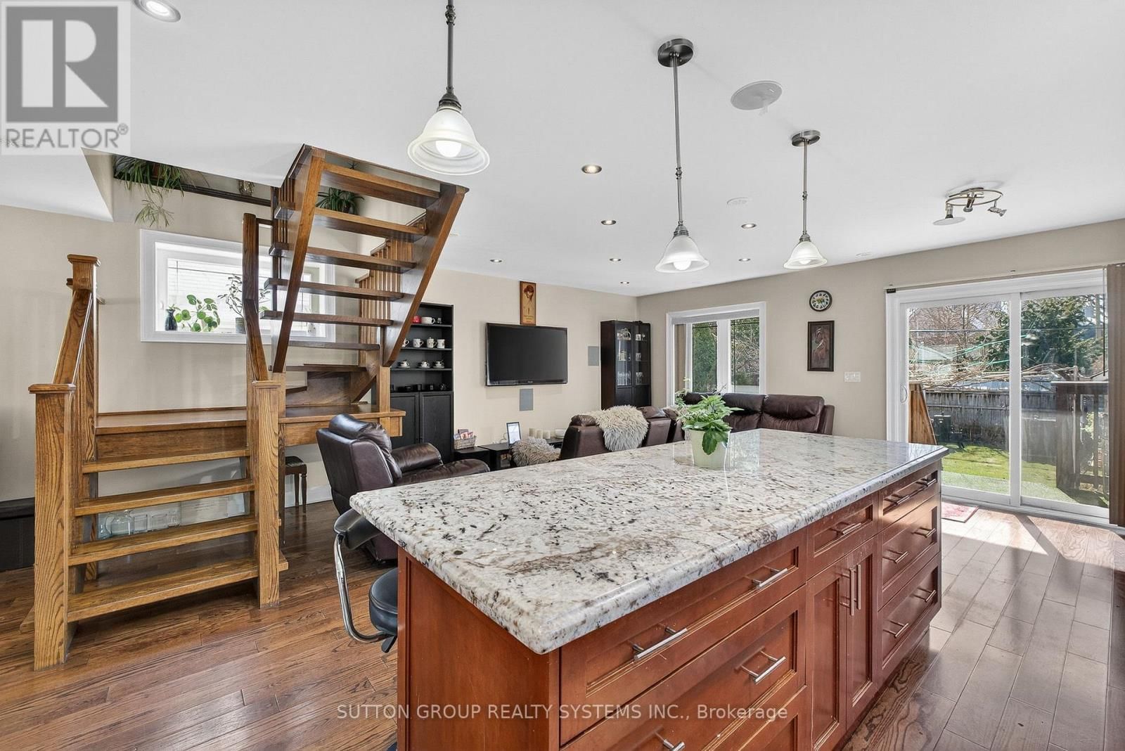 32 GREEN LANES Image 13