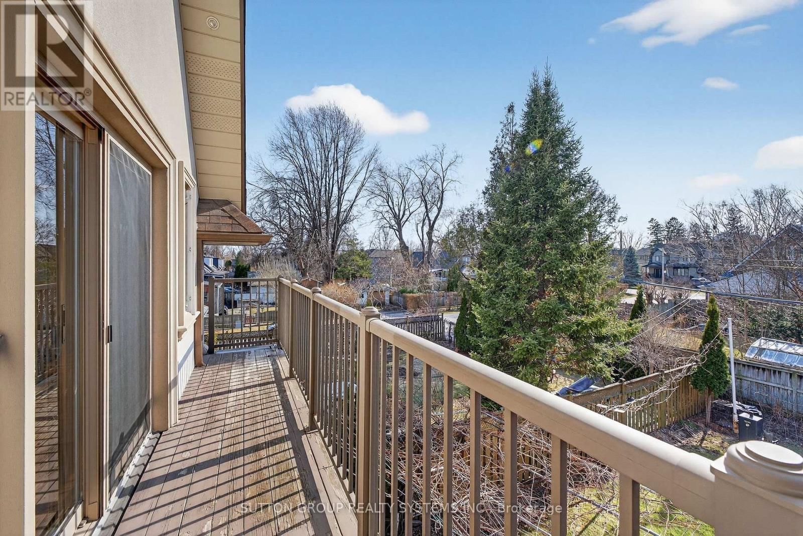 32 GREEN LANES Image 25