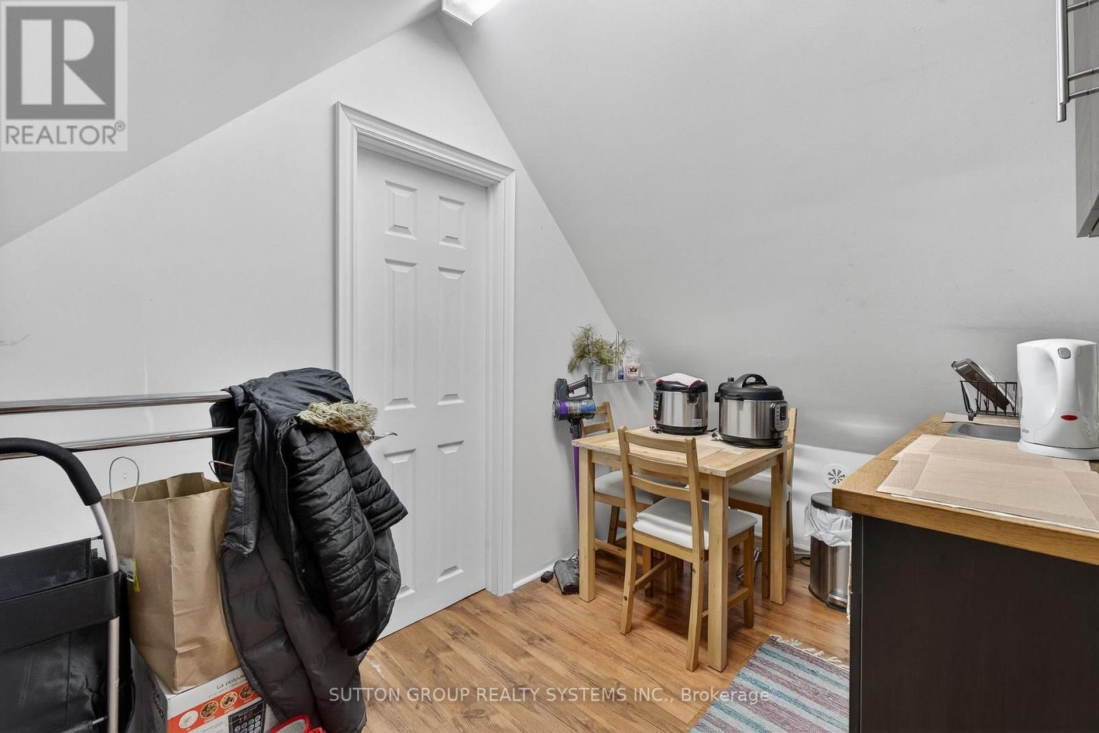 32 GREEN LANES Image 31