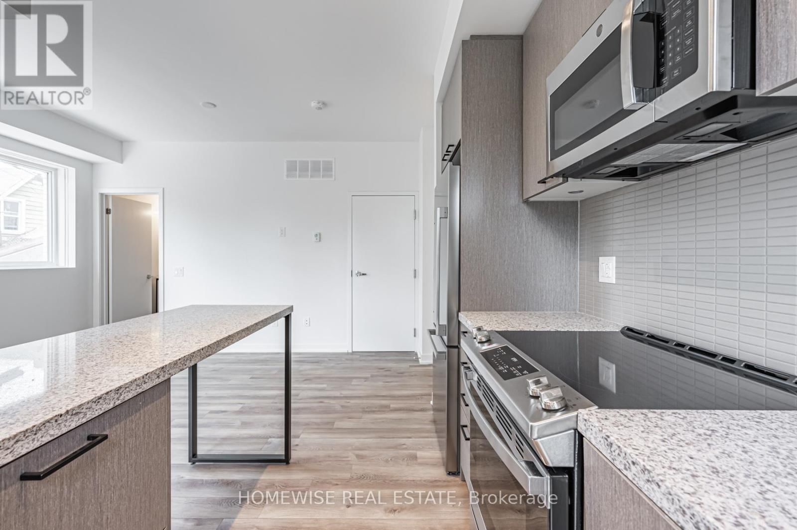 TH8 - 20 ED CLARK GARDENS Image 13