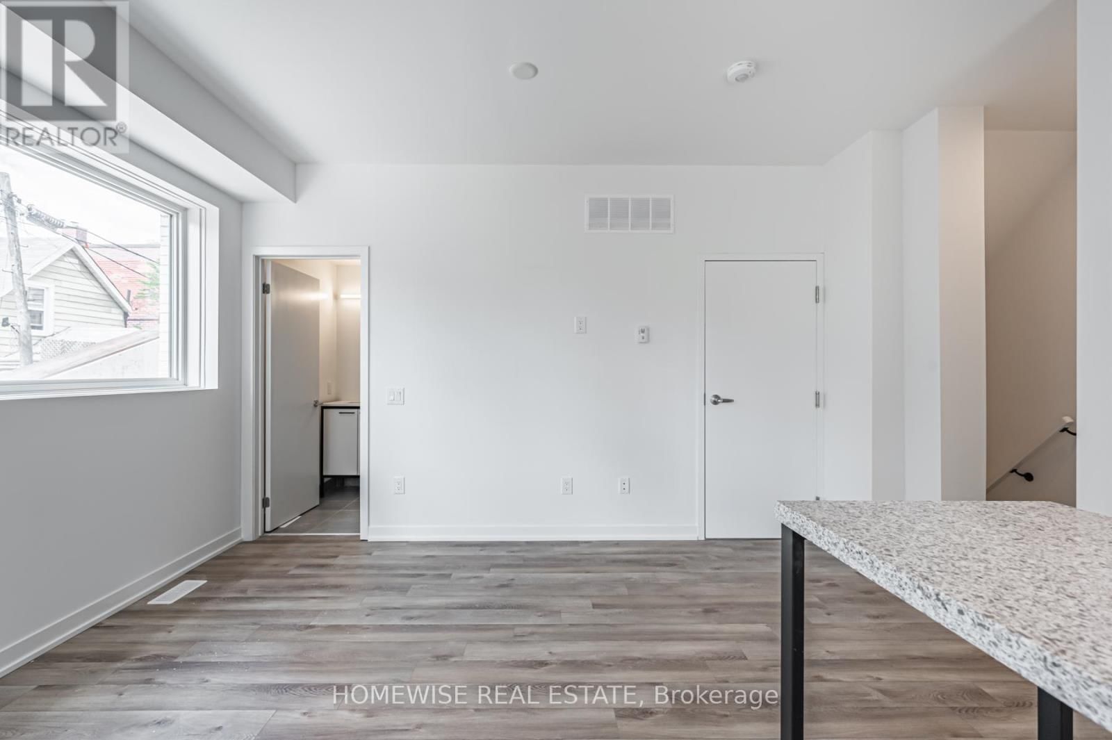 TH8 - 20 ED CLARK GARDENS Image 14