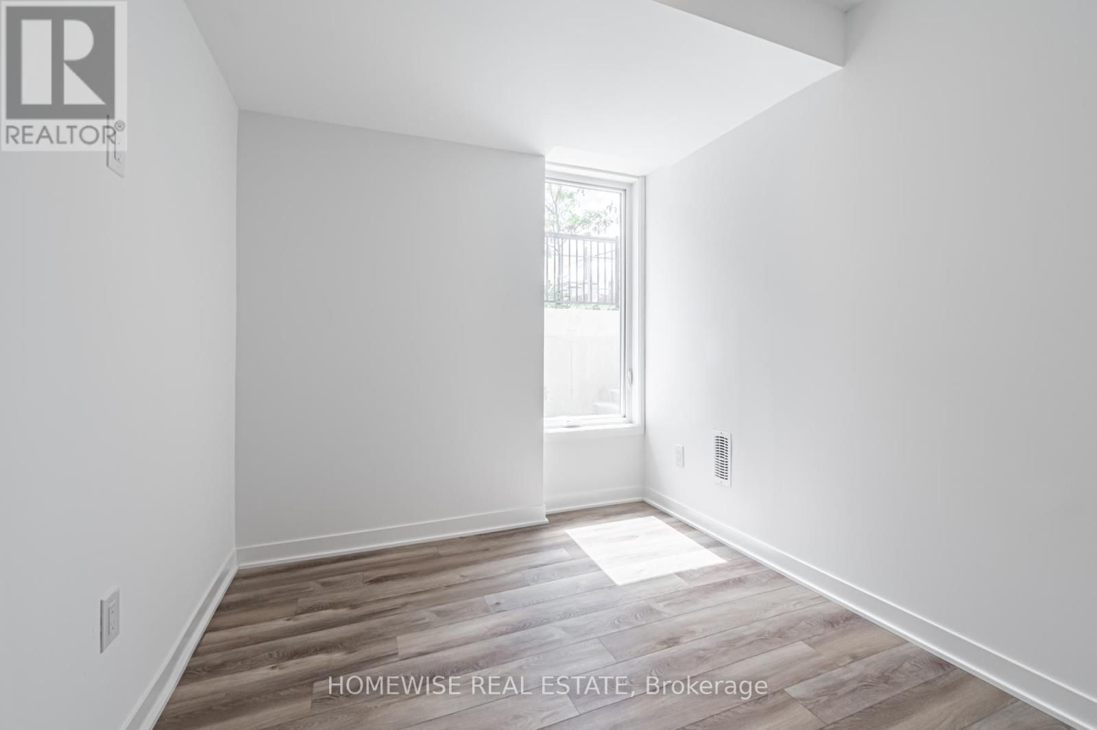 TH8 - 20 ED CLARK GARDENS Image 20