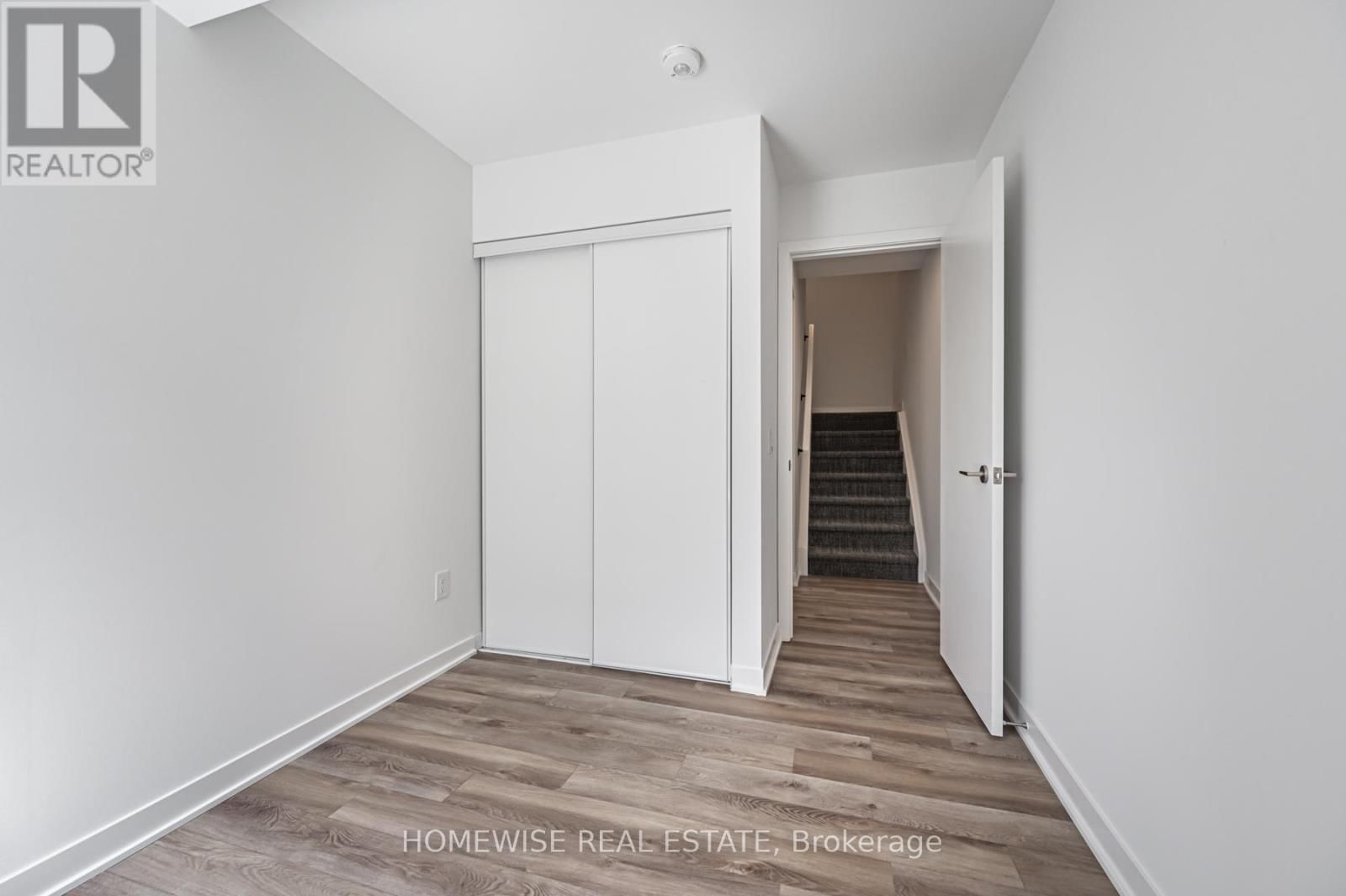 TH8 - 20 ED CLARK GARDENS Image 21