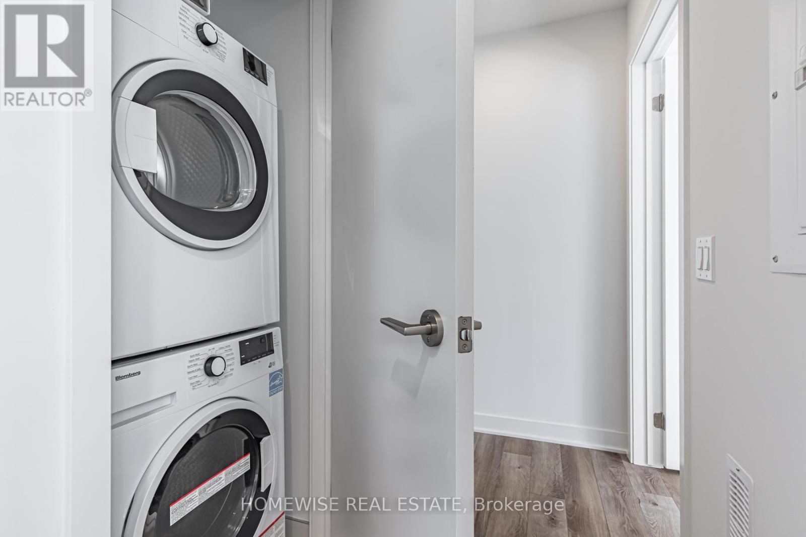 TH8 - 20 ED CLARK GARDENS Image 22