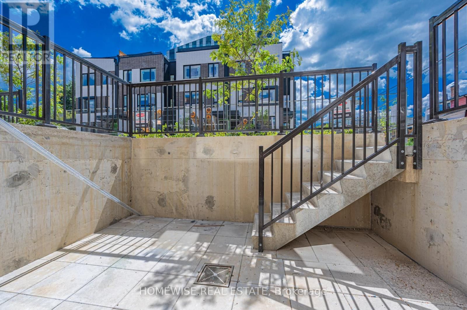 TH8 - 20 ED CLARK GARDENS Image 23