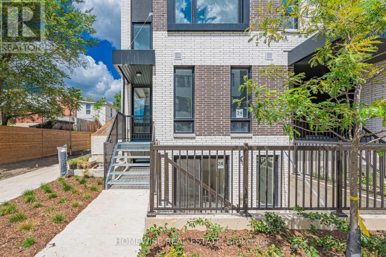 TH8 - 20 ED CLARK GARDENS Image 3