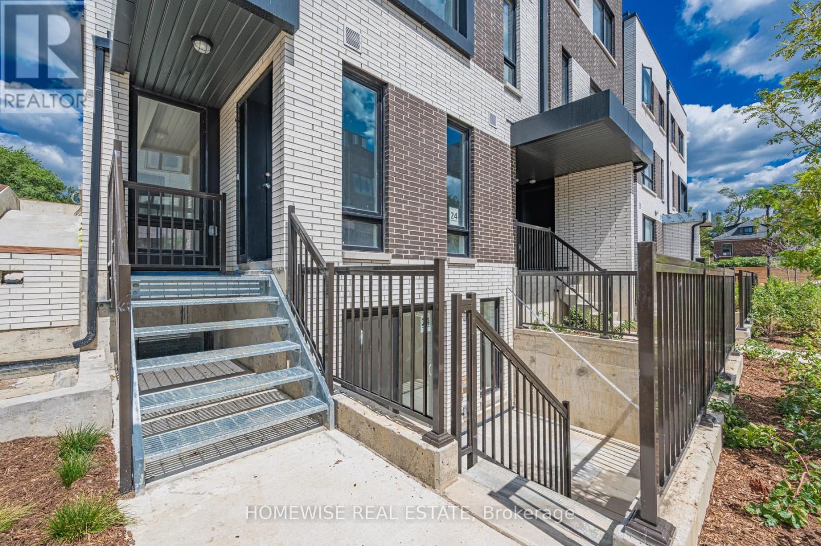 TH8 - 20 ED CLARK GARDENS Image 4