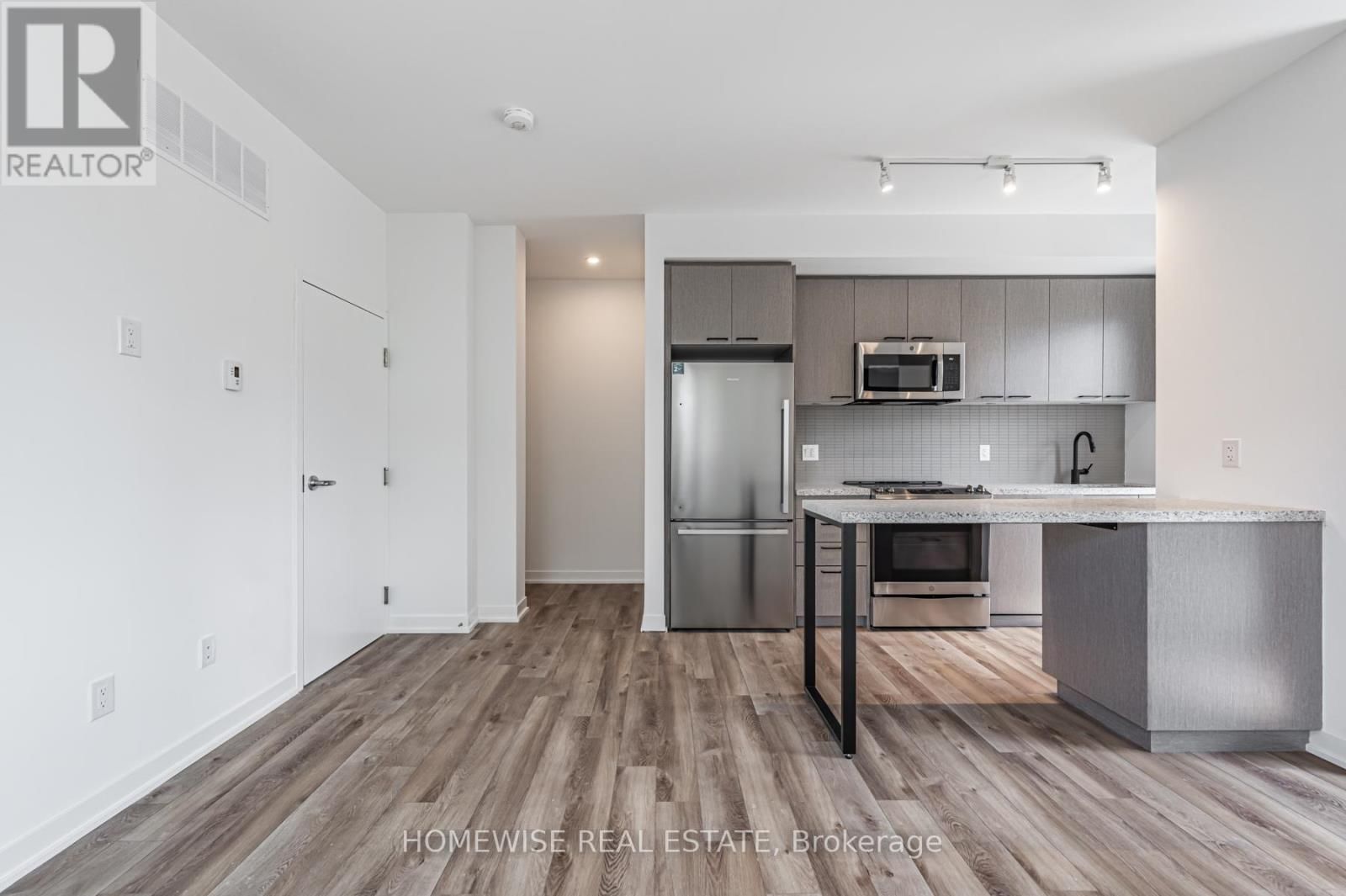 TH8 - 20 ED CLARK GARDENS Image 5