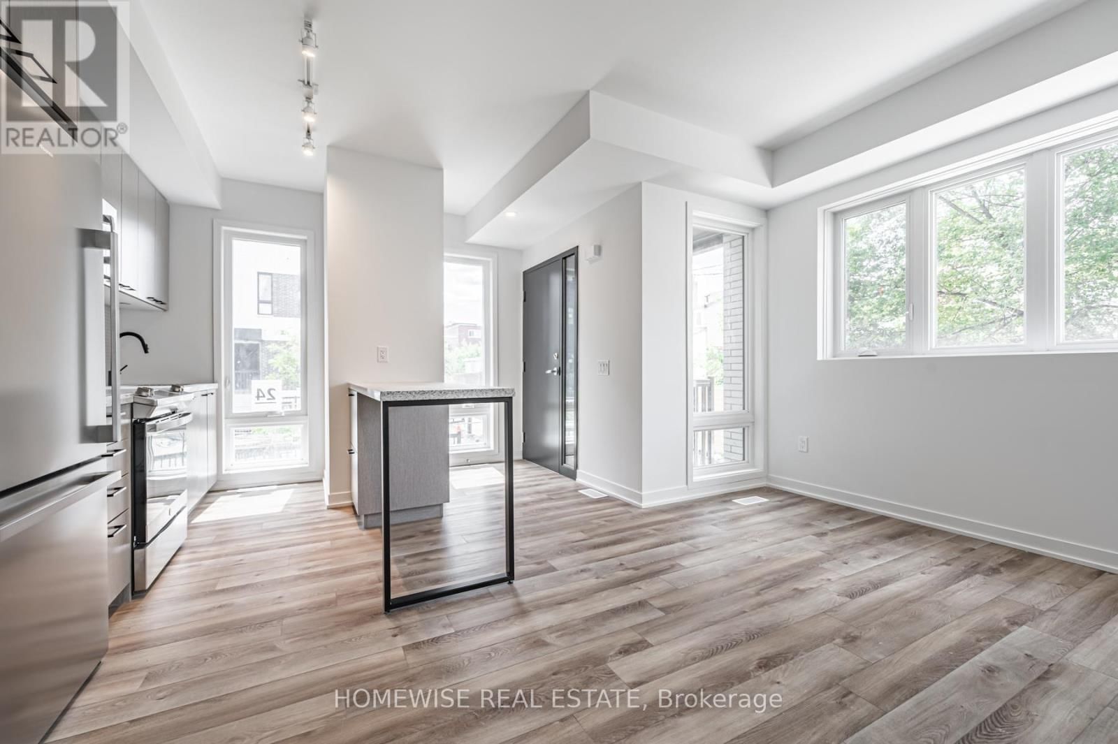 TH8 - 20 ED CLARK GARDENS Image 6