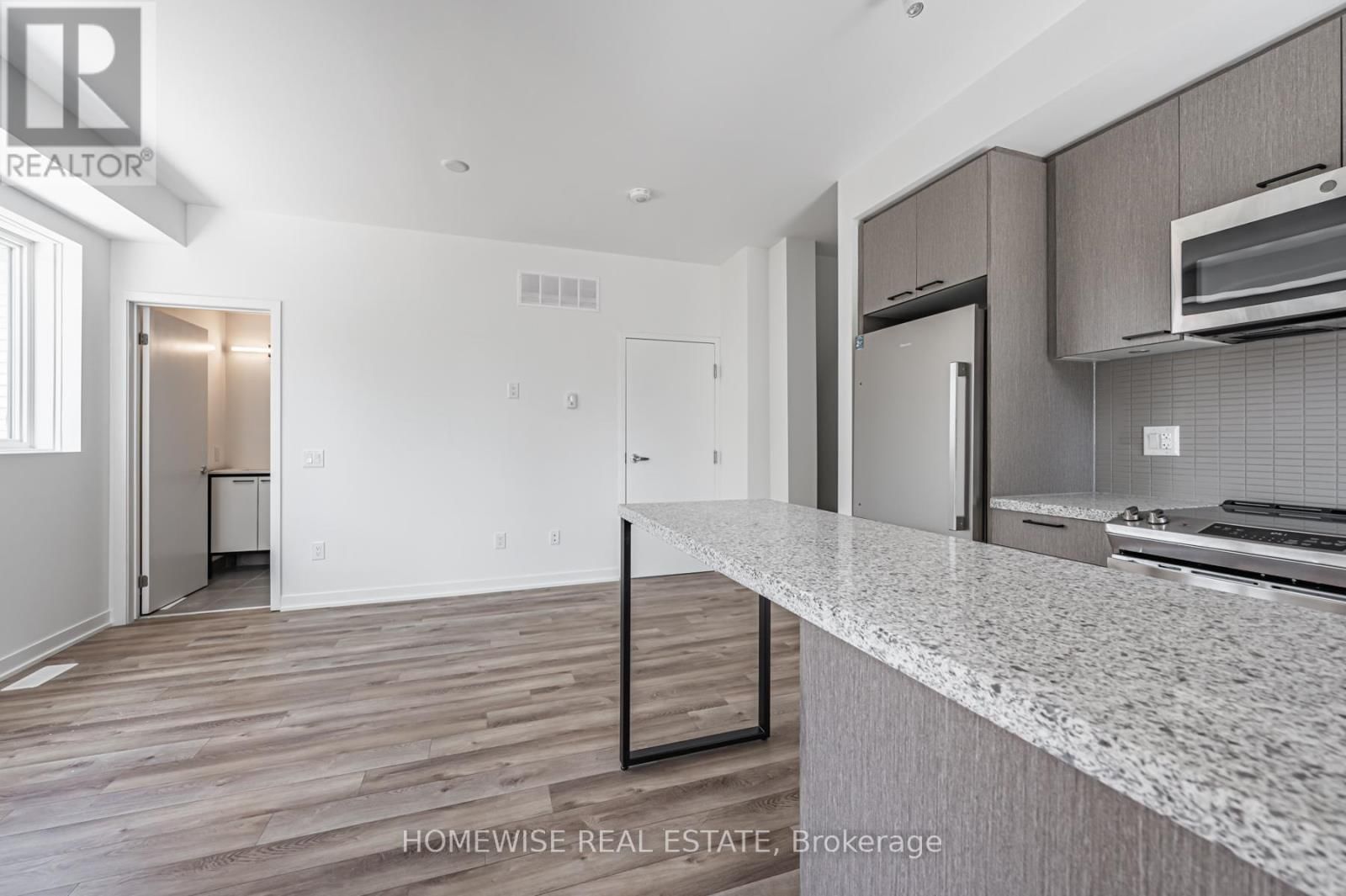 TH8 - 20 ED CLARK GARDENS Image 7