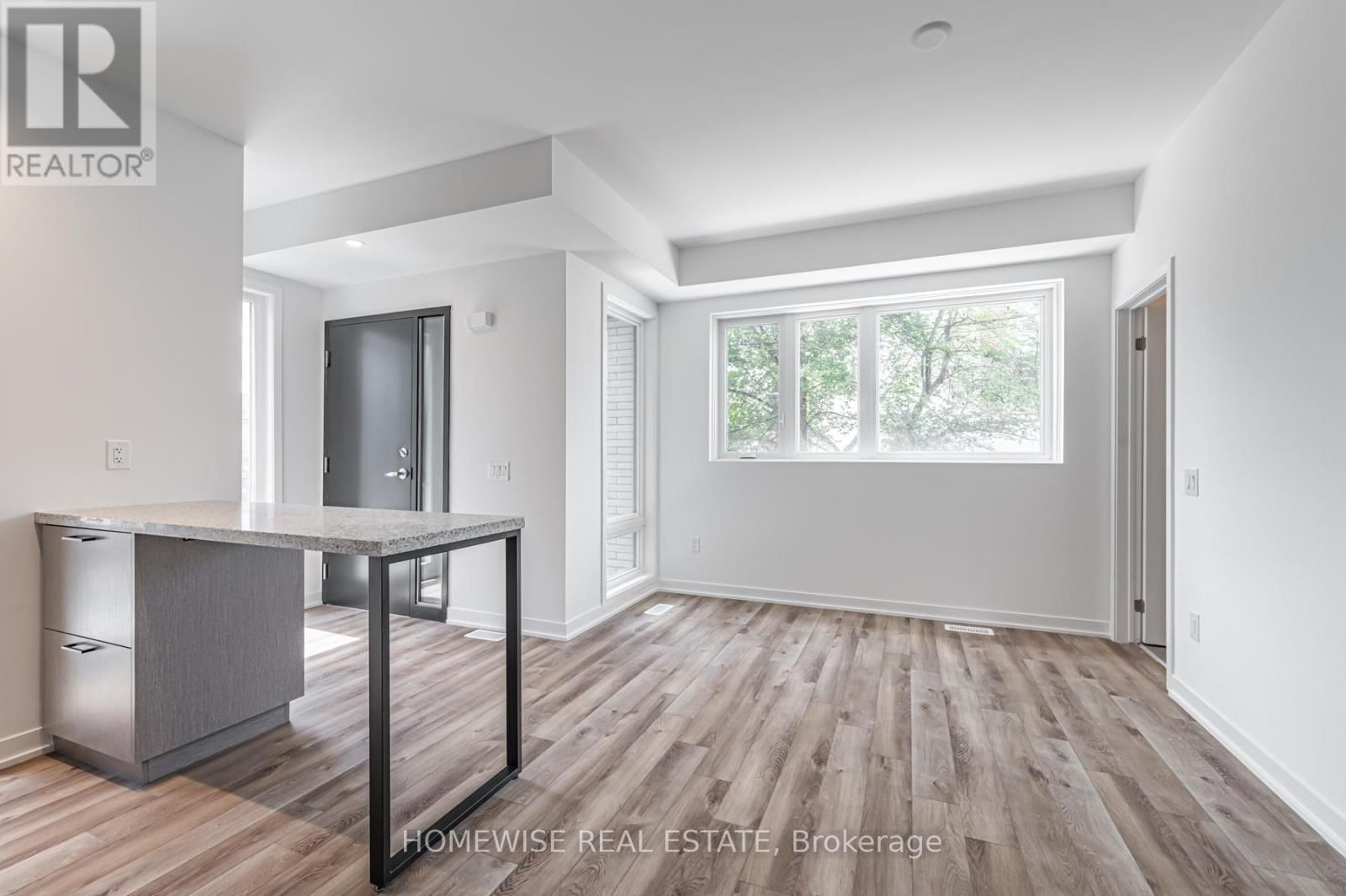 TH8 - 20 ED CLARK GARDENS Image 9