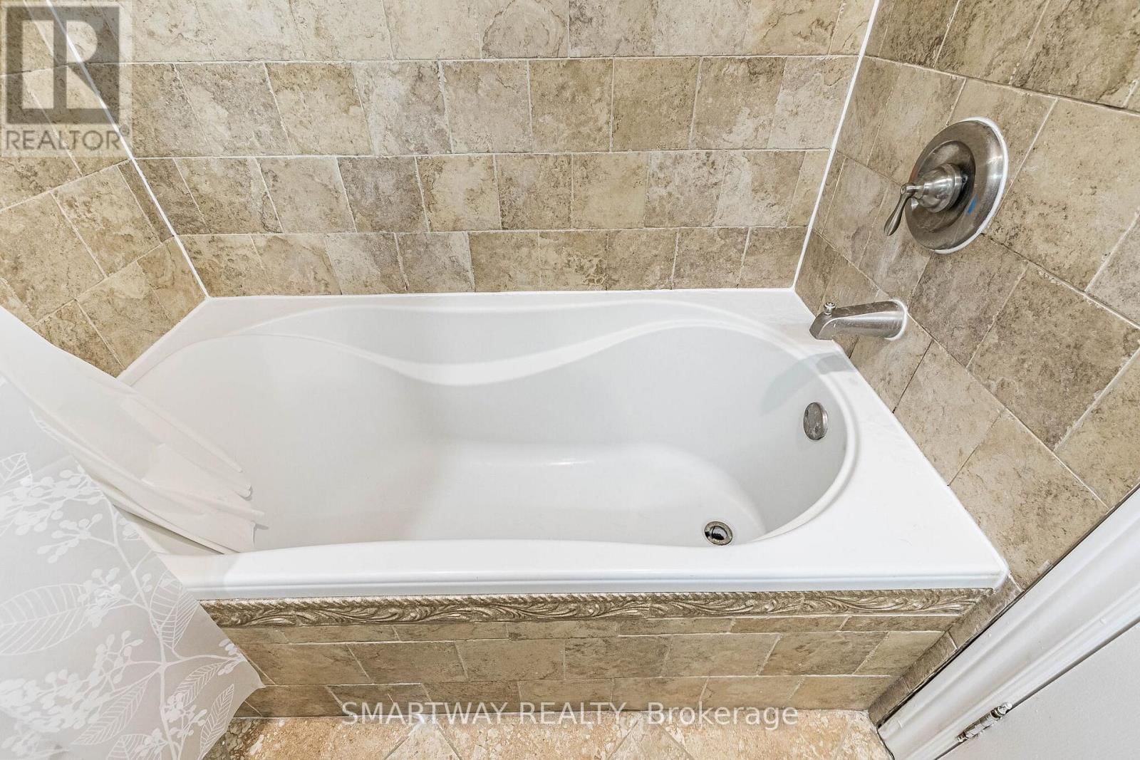 10 - 2445 HOMELANDS DRIVE Image 40