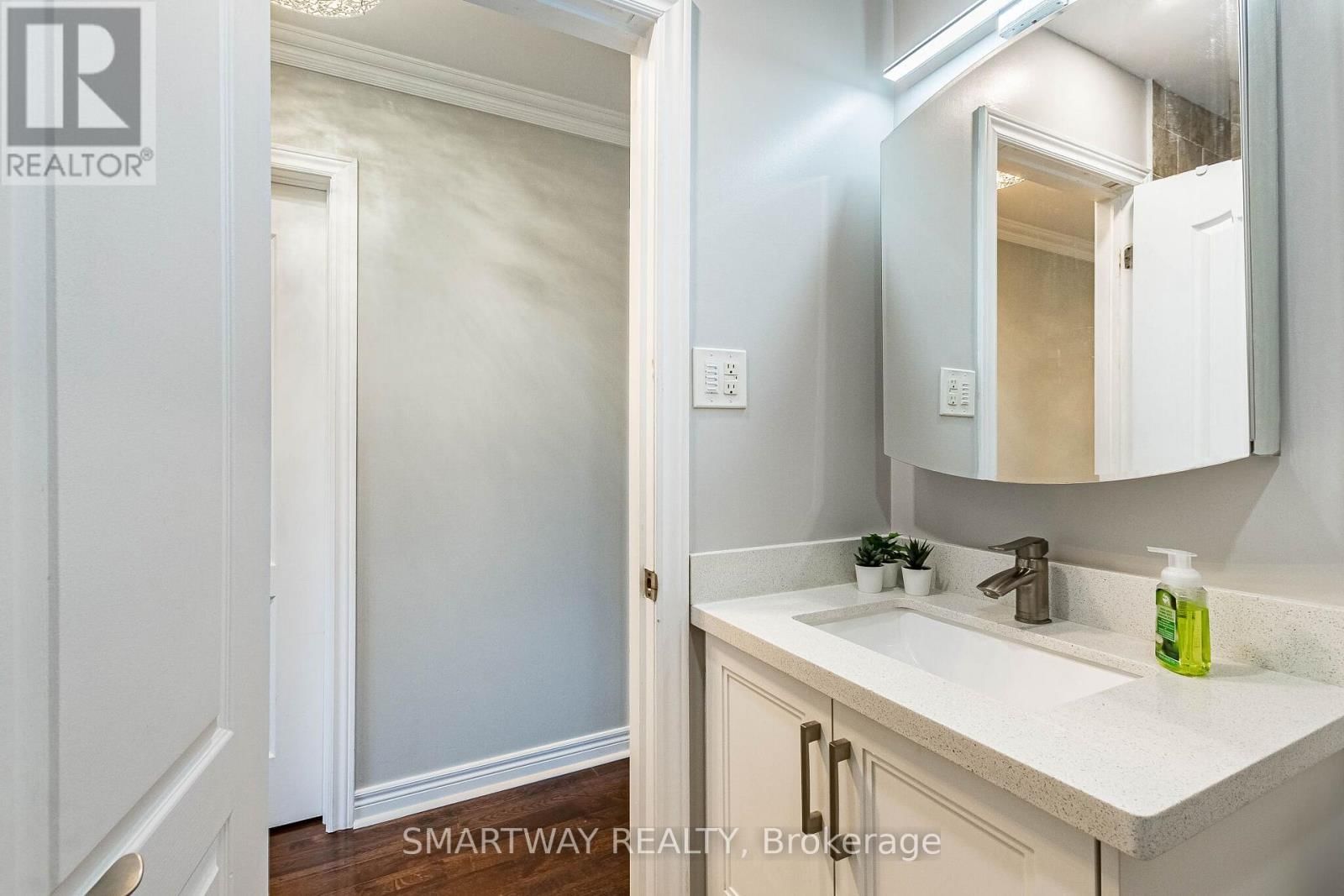 10 - 2445 HOMELANDS DRIVE Image 41