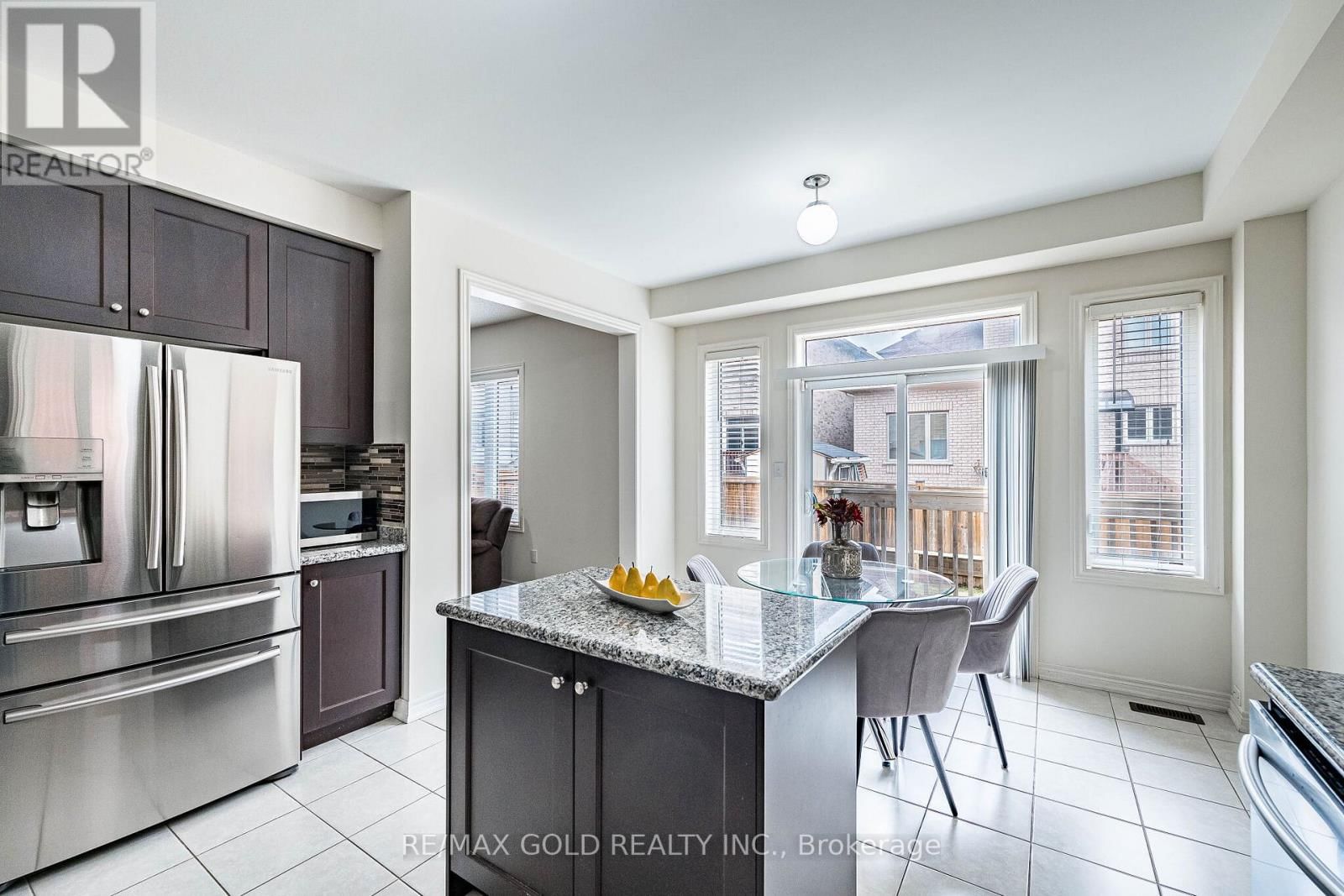 14 LLOYD CRESCENT Image 17