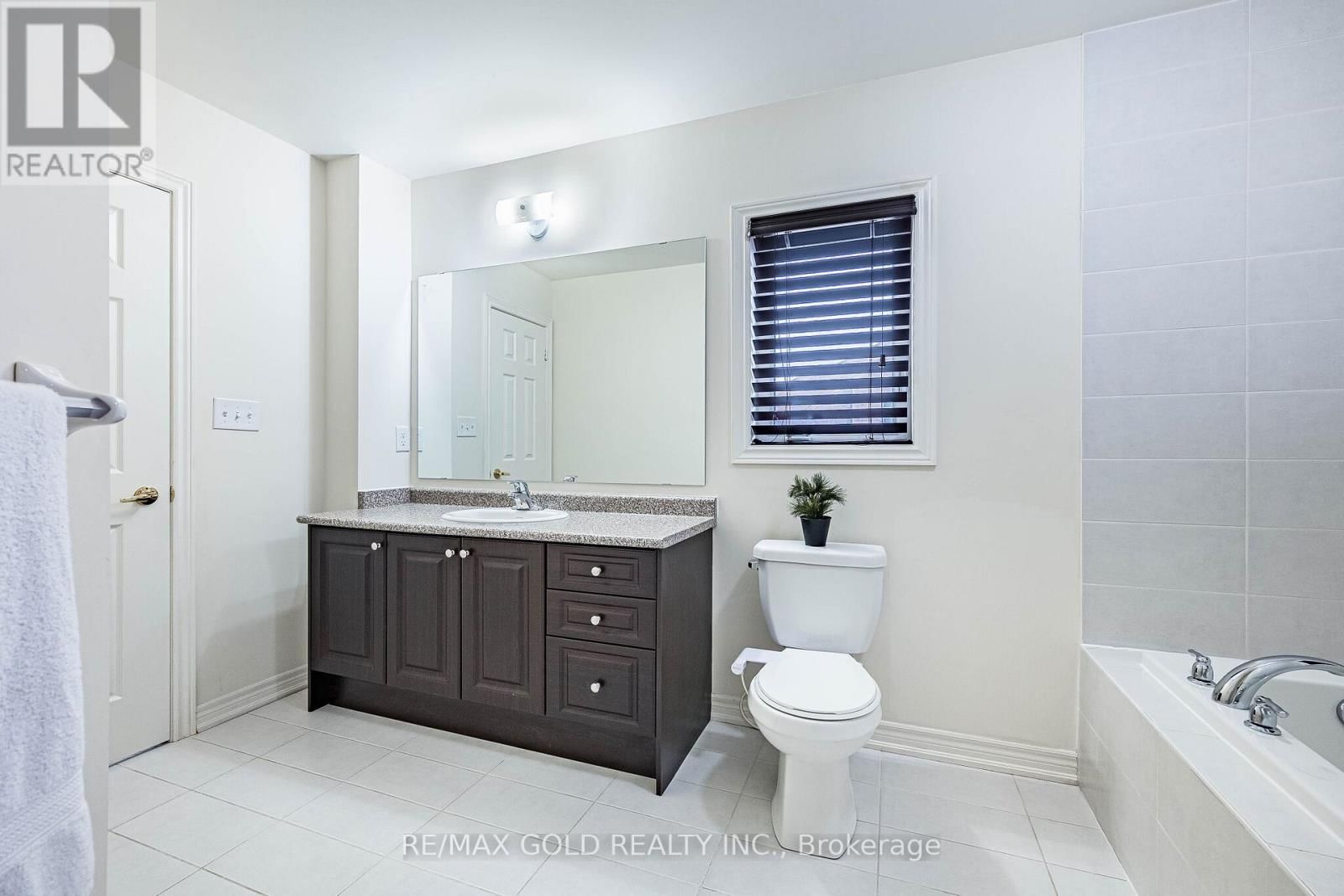 14 LLOYD CRESCENT Image 25