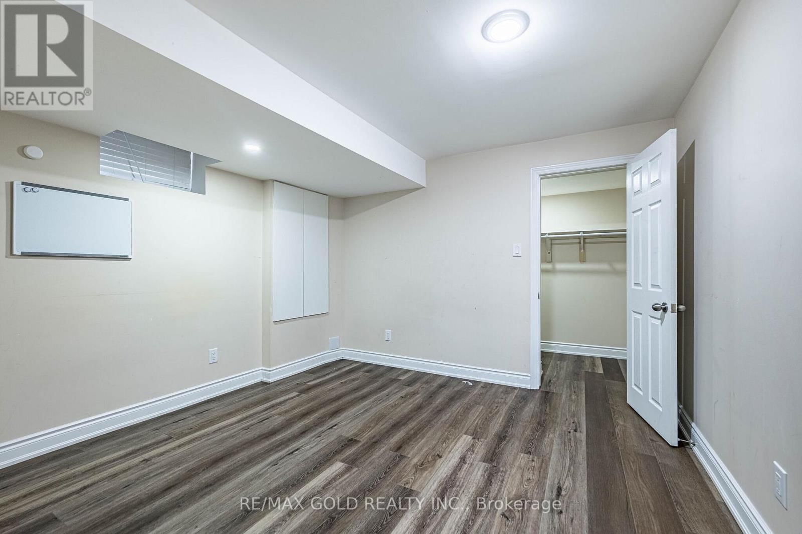 14 LLOYD CRESCENT Image 36